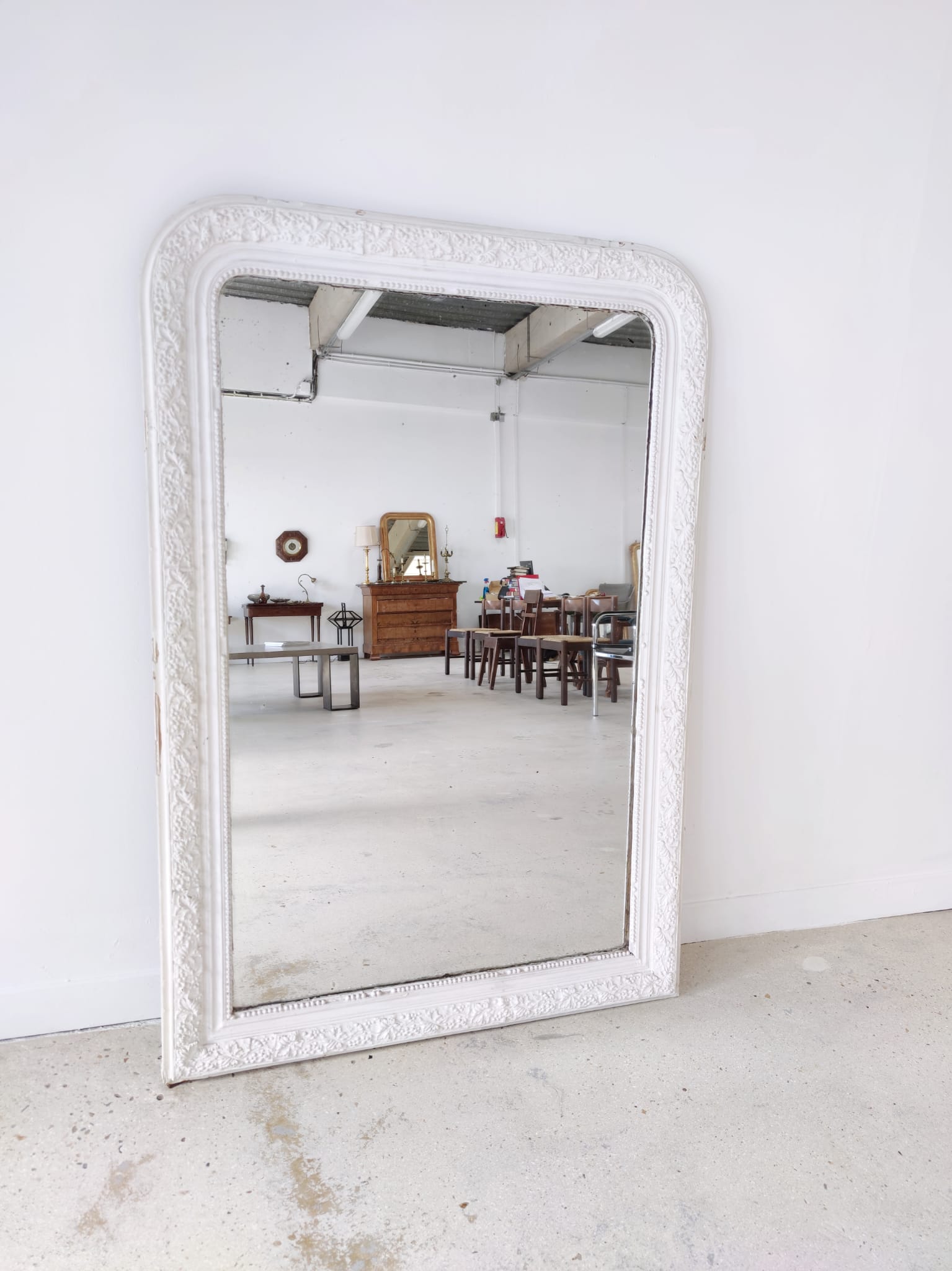 White lacquered wood mirror