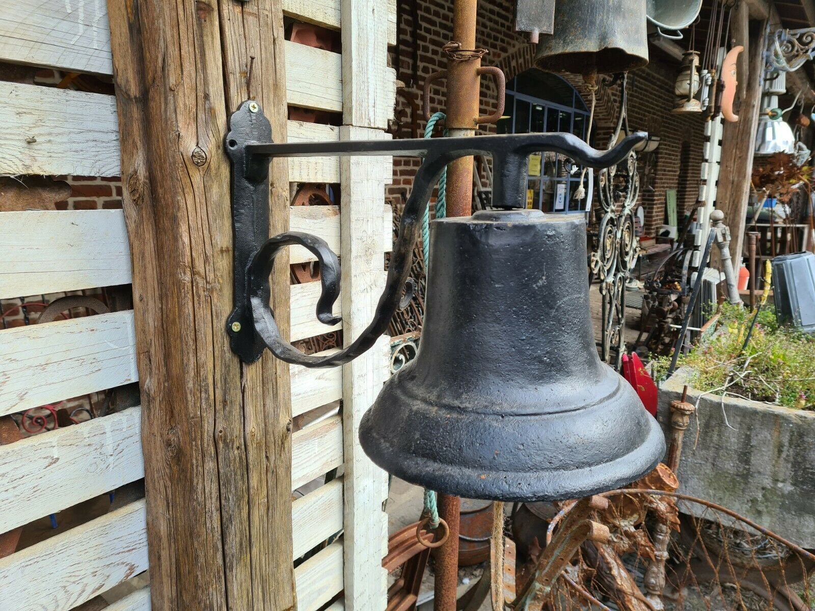 Cast-glass wall school bell