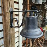 Cast-glass wall school bell