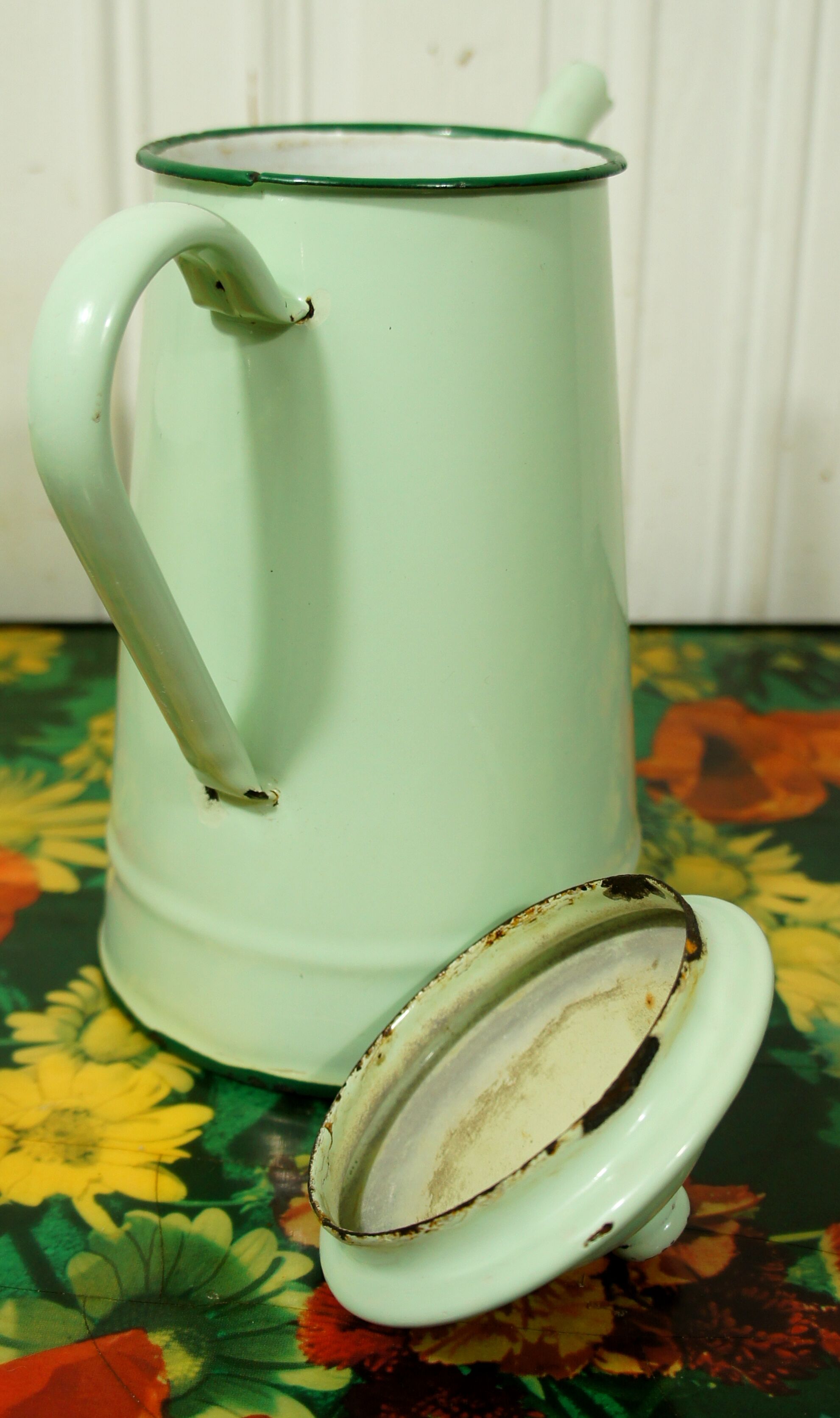 Enamelled sheet metal coffee maker