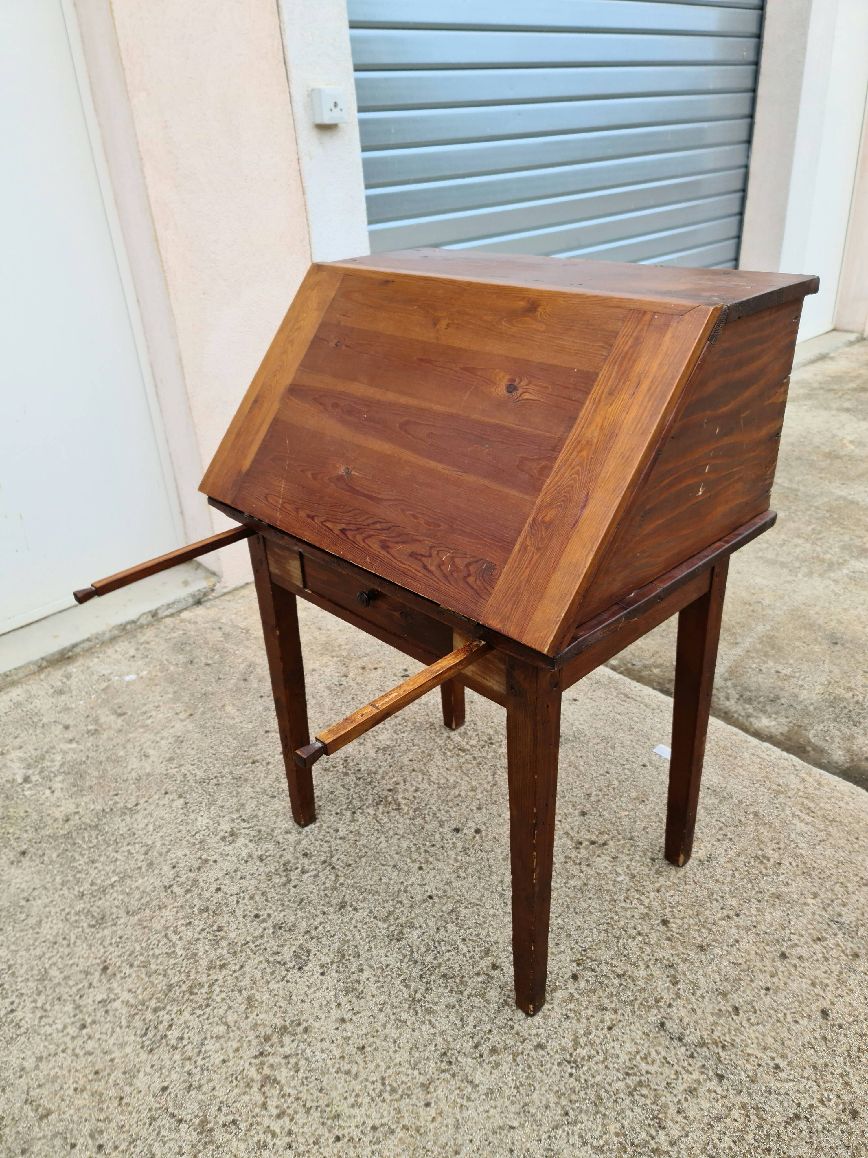 Secrétaire de pente ancien