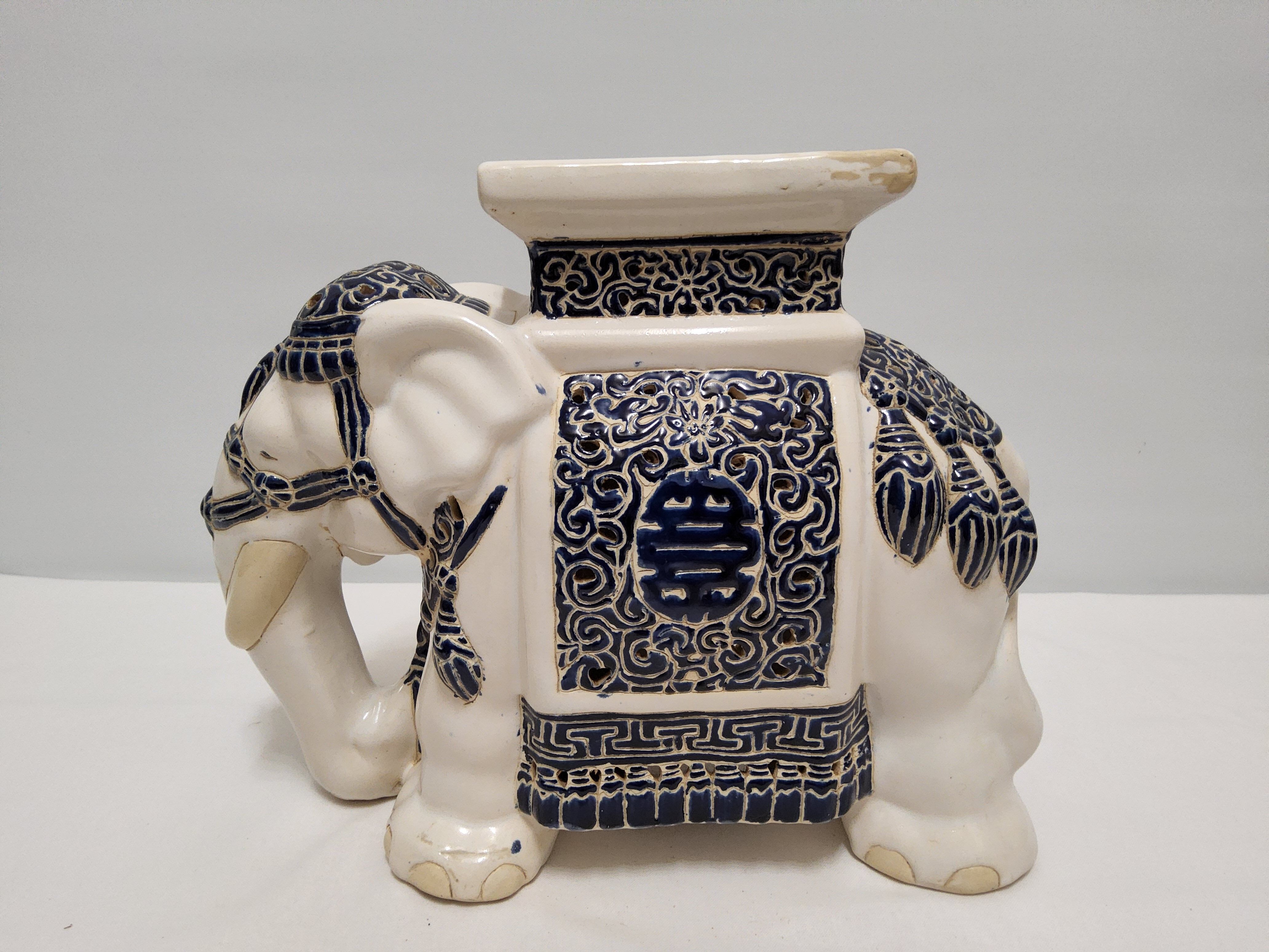 Eléphant en céramique porte-plante