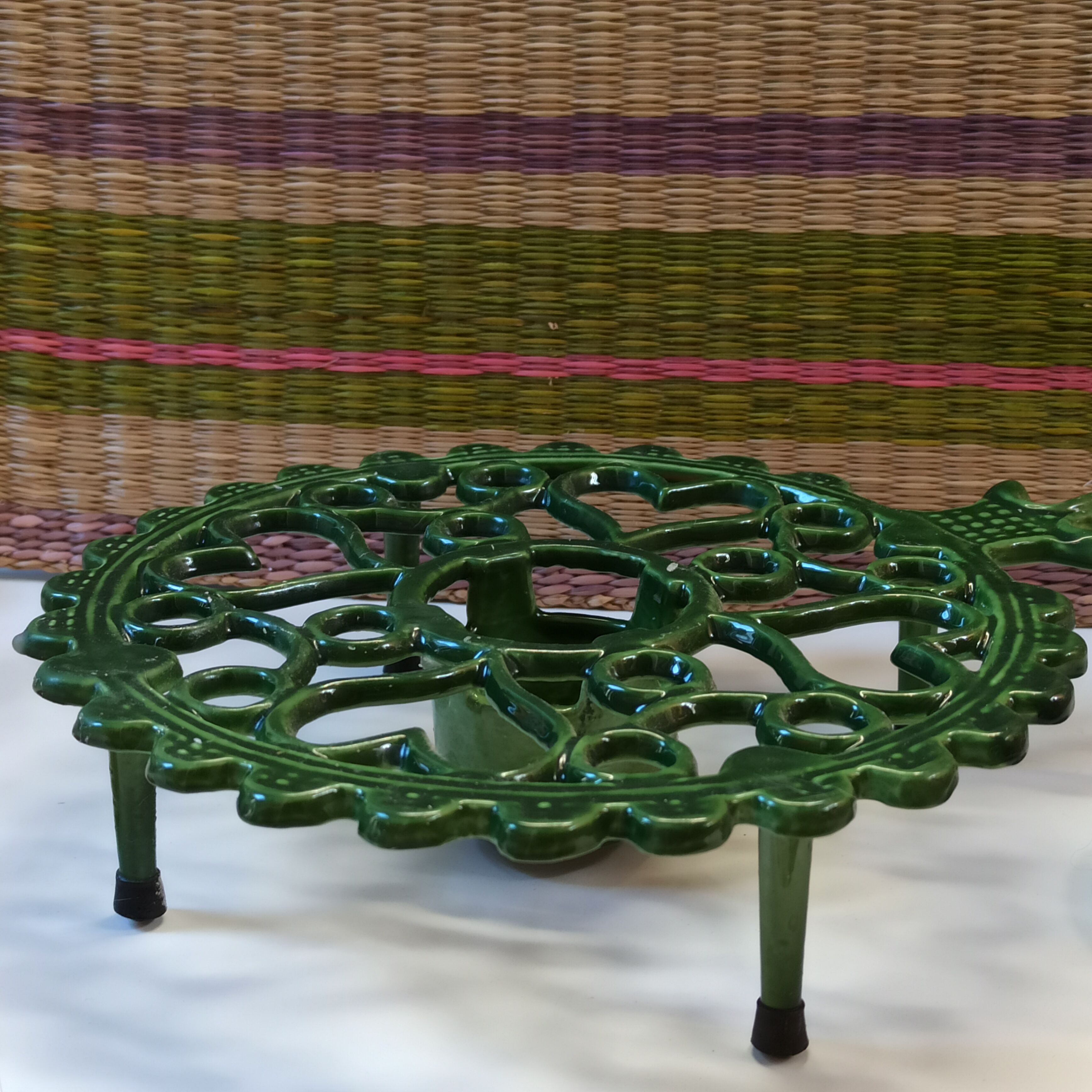 Enamelled cast iron underside