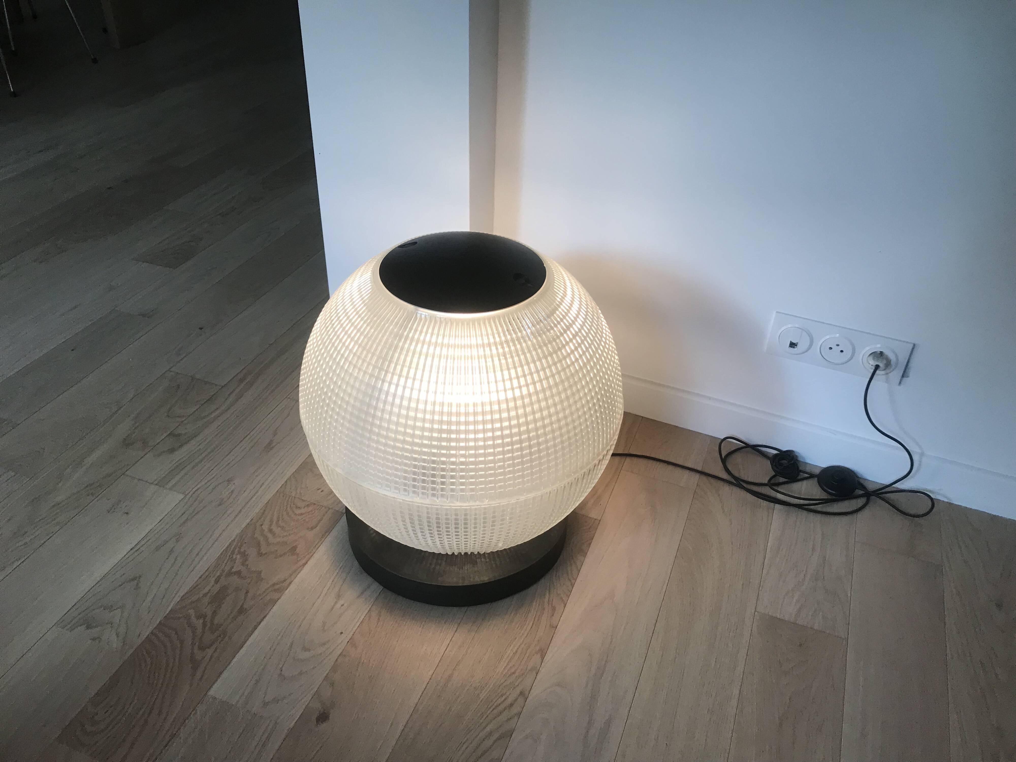 Lampe importante industrielle sur platine et roulettes