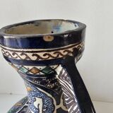 Vase à deux anses et panse aplatie, en faïence polychrome Signature sous la