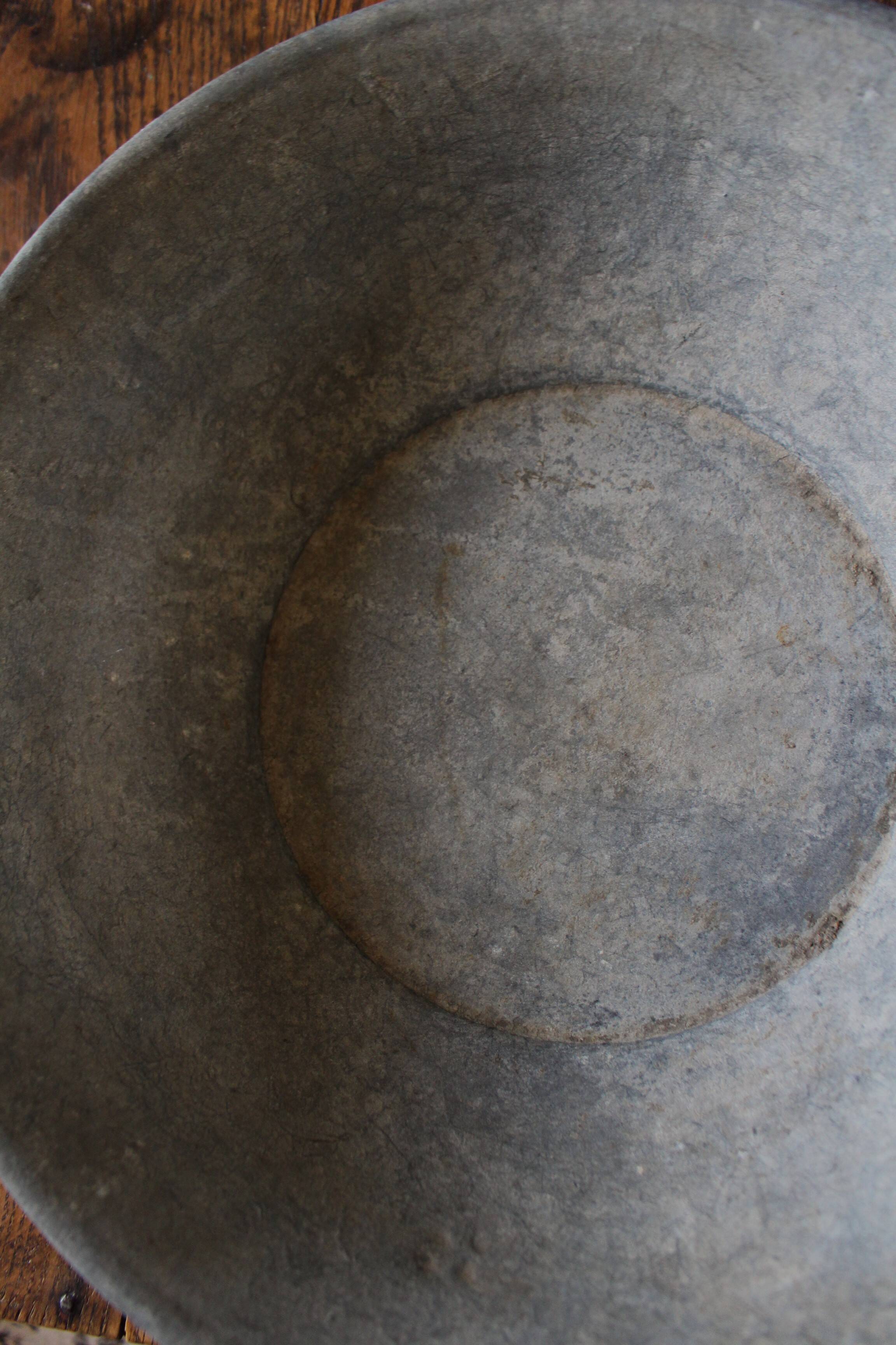 Round zinc basin planter with two handles underneath