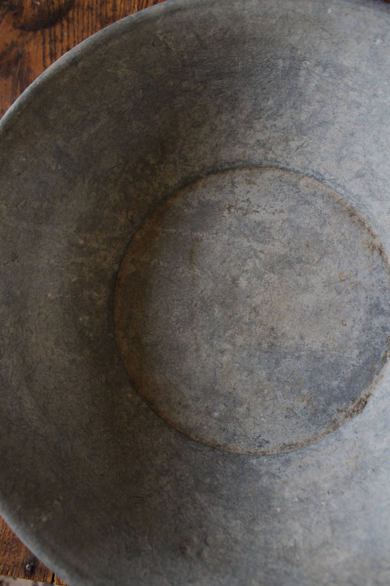 Round zinc basin planter with two handles underneath