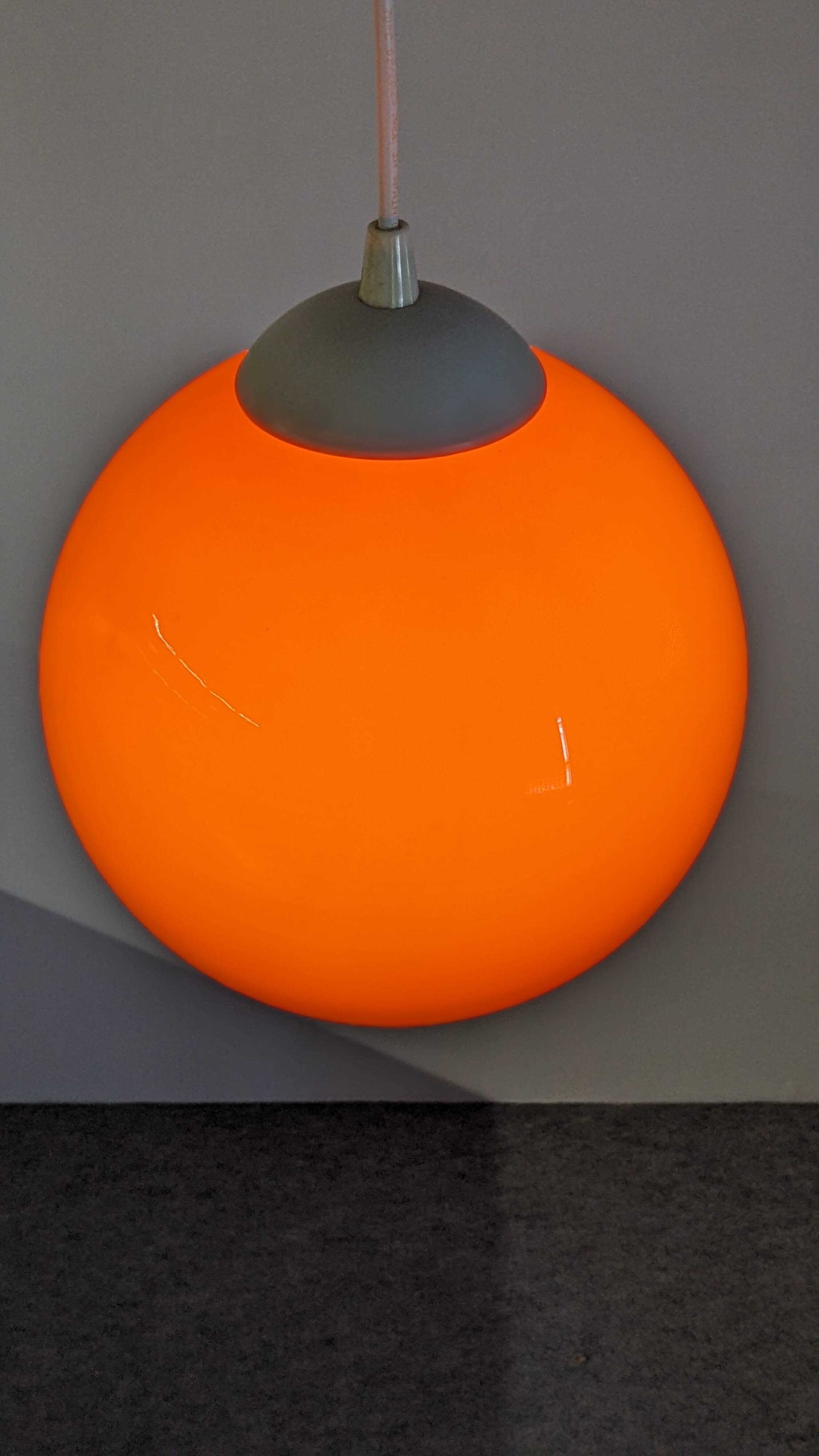 Suspension boule en opaline orange, années 60-70