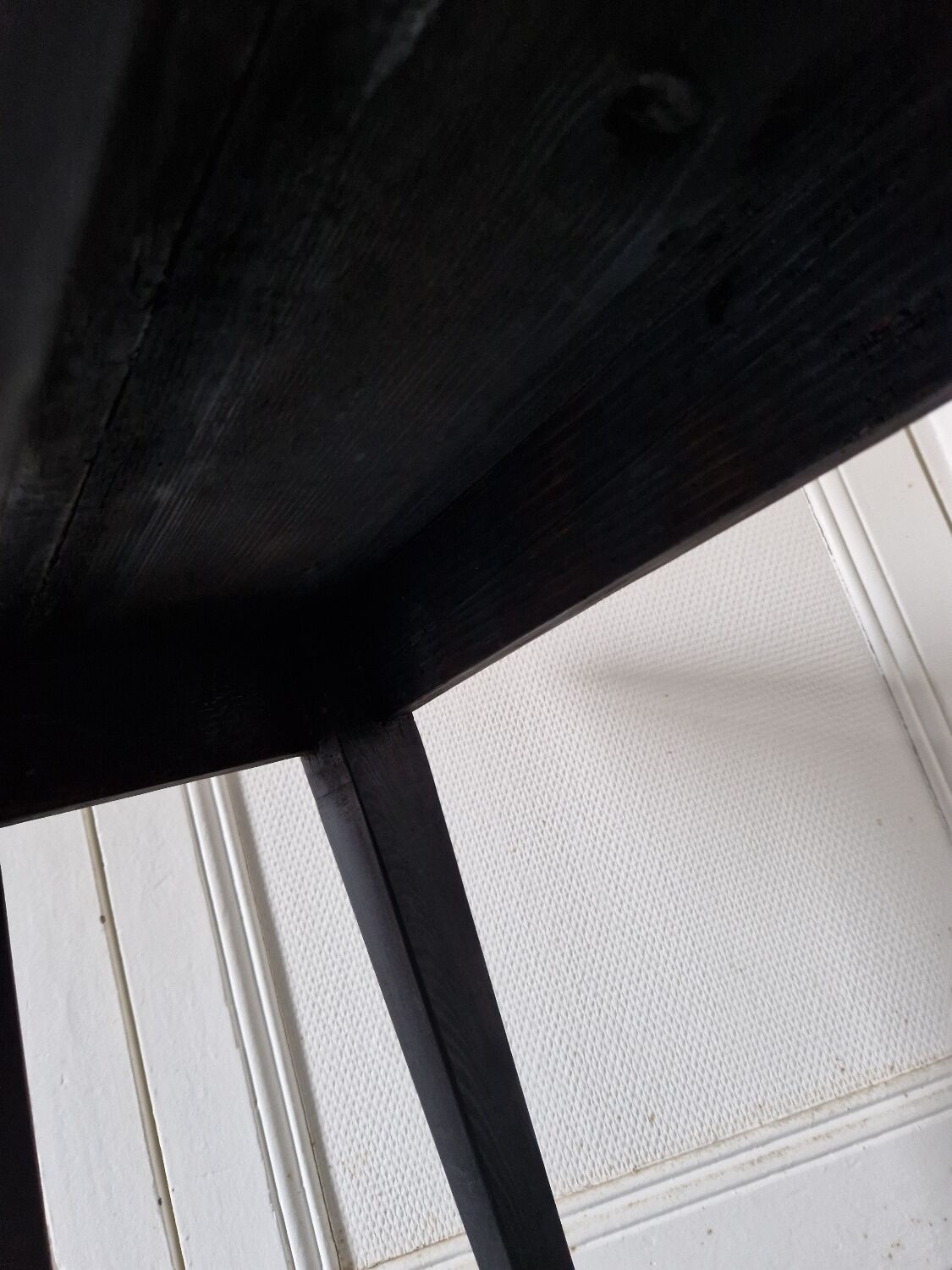 Table basse en bois brûlé
