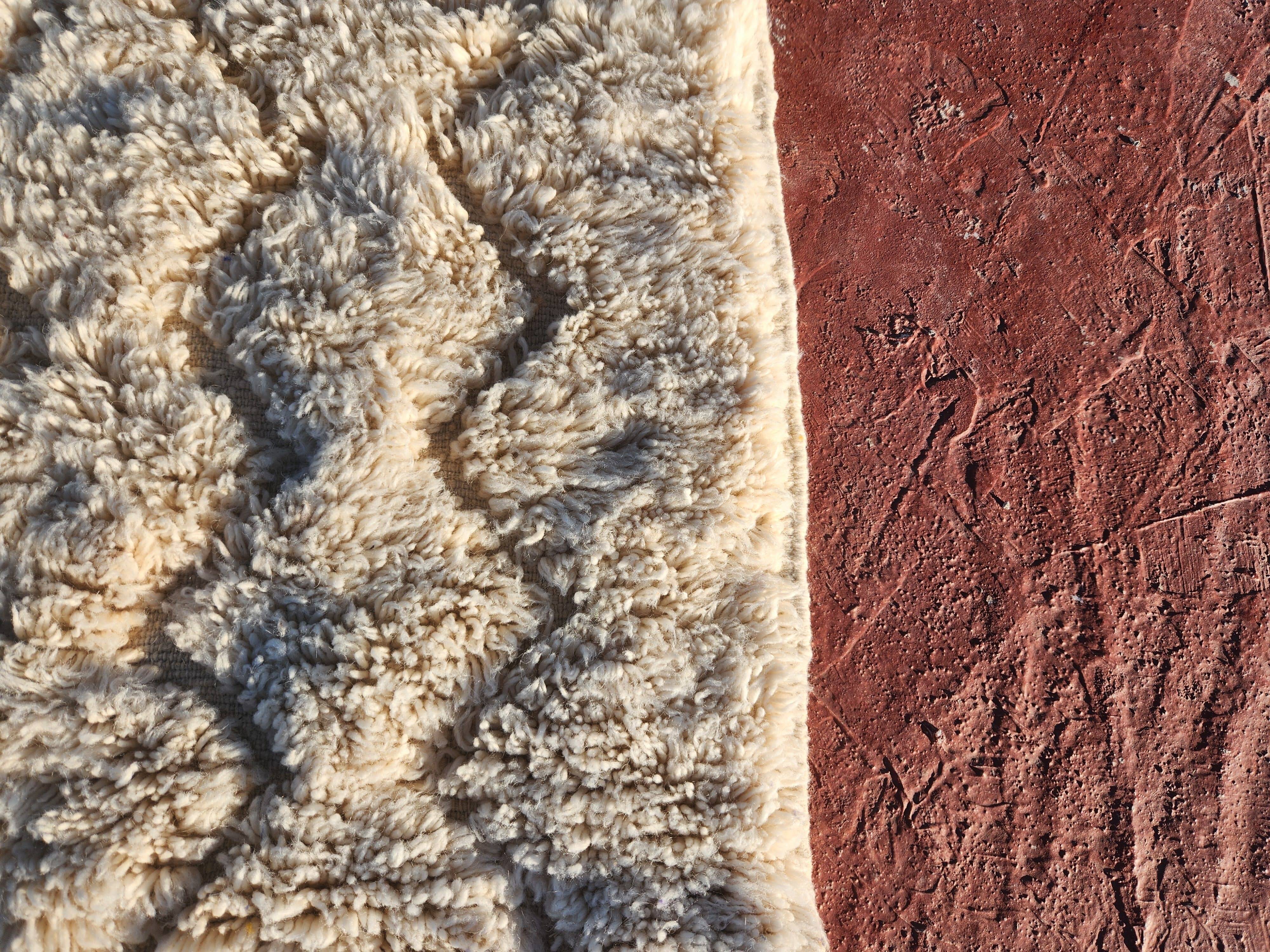 Beni Ouarain rug 160x240 cm – Cream wool with diamond patterns