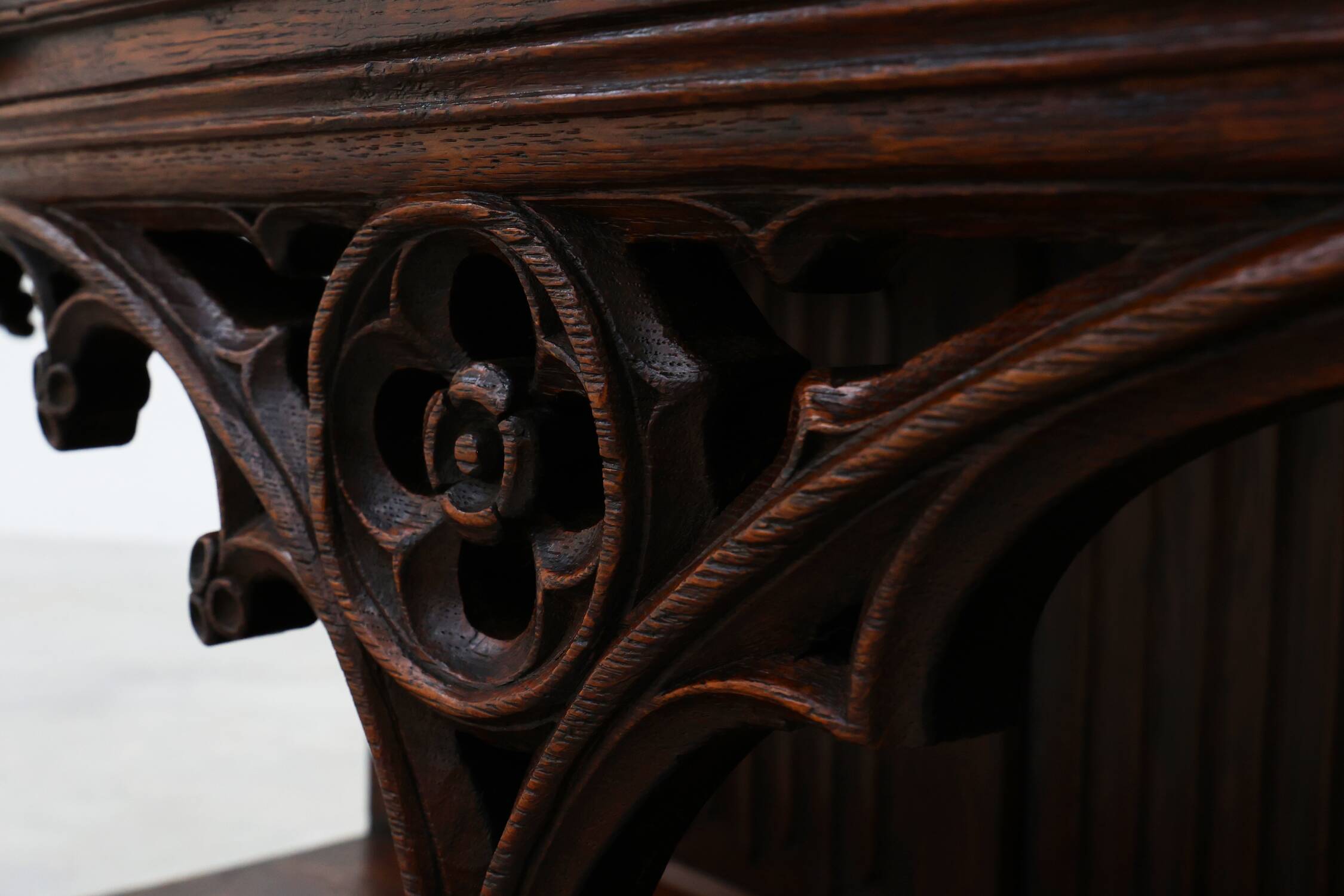 Rare grande armoire néogothique en chêne sculpté à la main du début du XIXe siècle