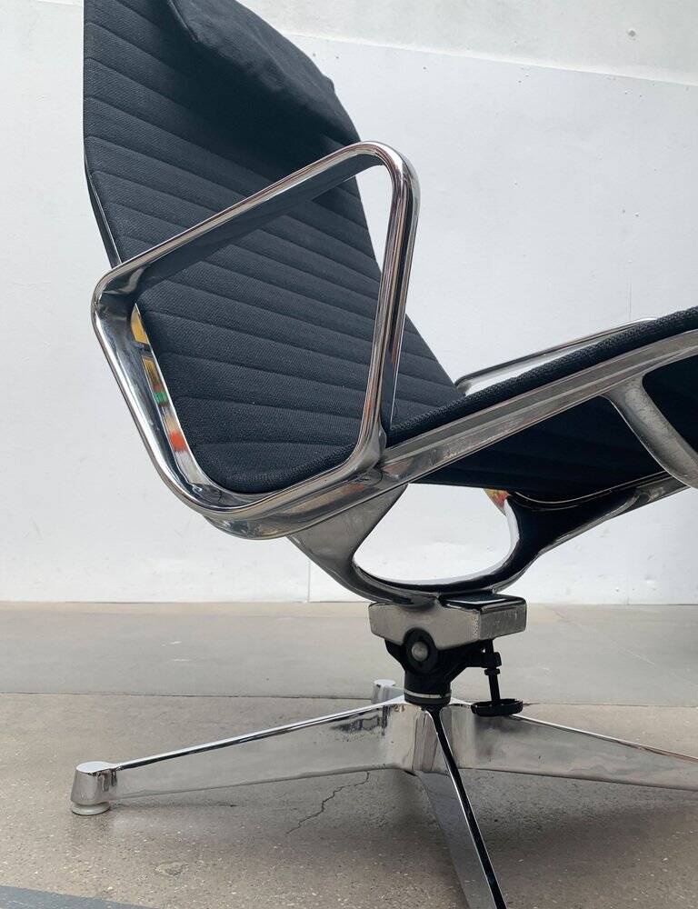 Set of aluminium chairs EA 124 Mid-Century by Charles & Ray Eames for Herman Miller, 1960s.