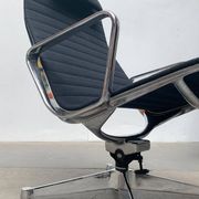 Set of aluminium chairs EA 124 Mid-Century by Charles & Ray Eames for Herman Miller, 1960s.