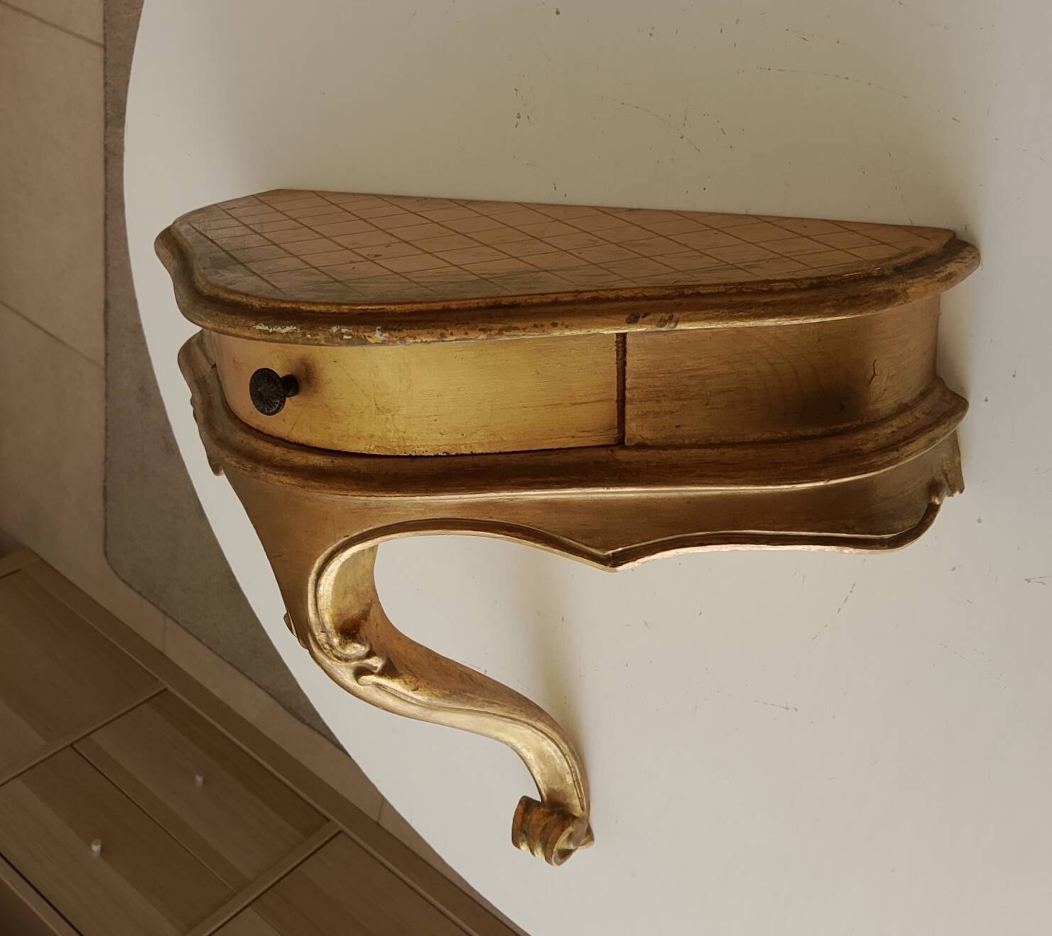 Vintage Italian wall console in Florentine/Louis XV style.