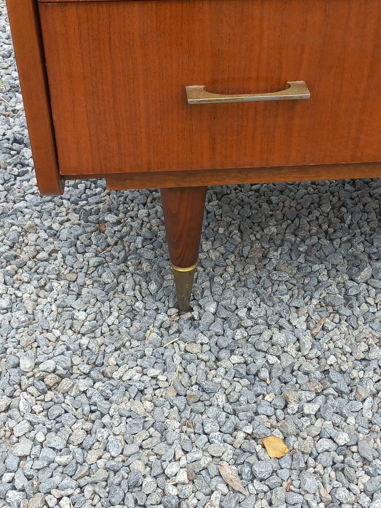 Vintage walnut varnished chest of drawers with 4 drawers from the 1960s.
