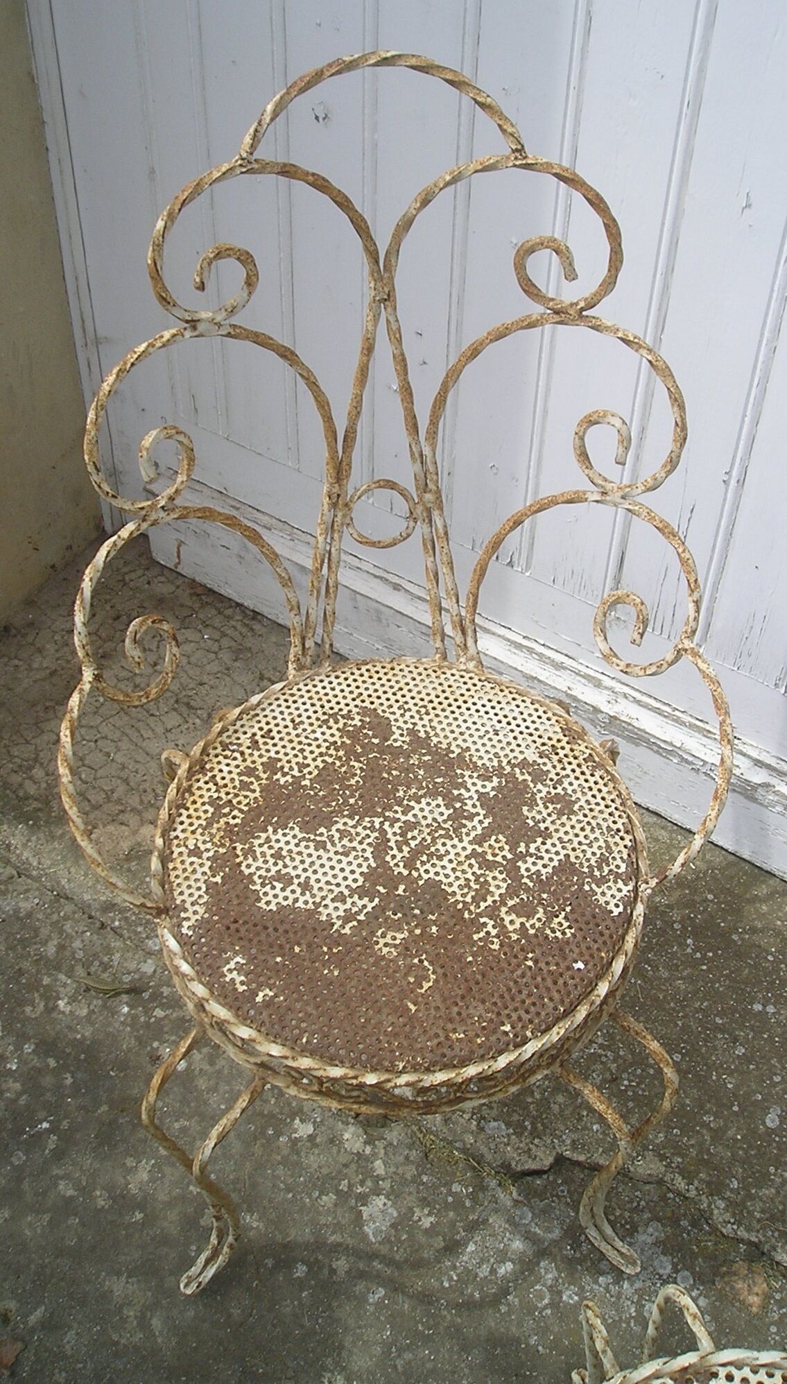 Set of 2 garden chairs and wrought iron pedestal table