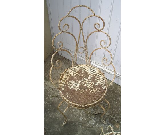 Set of 2 garden chairs and wrought iron pedestal table