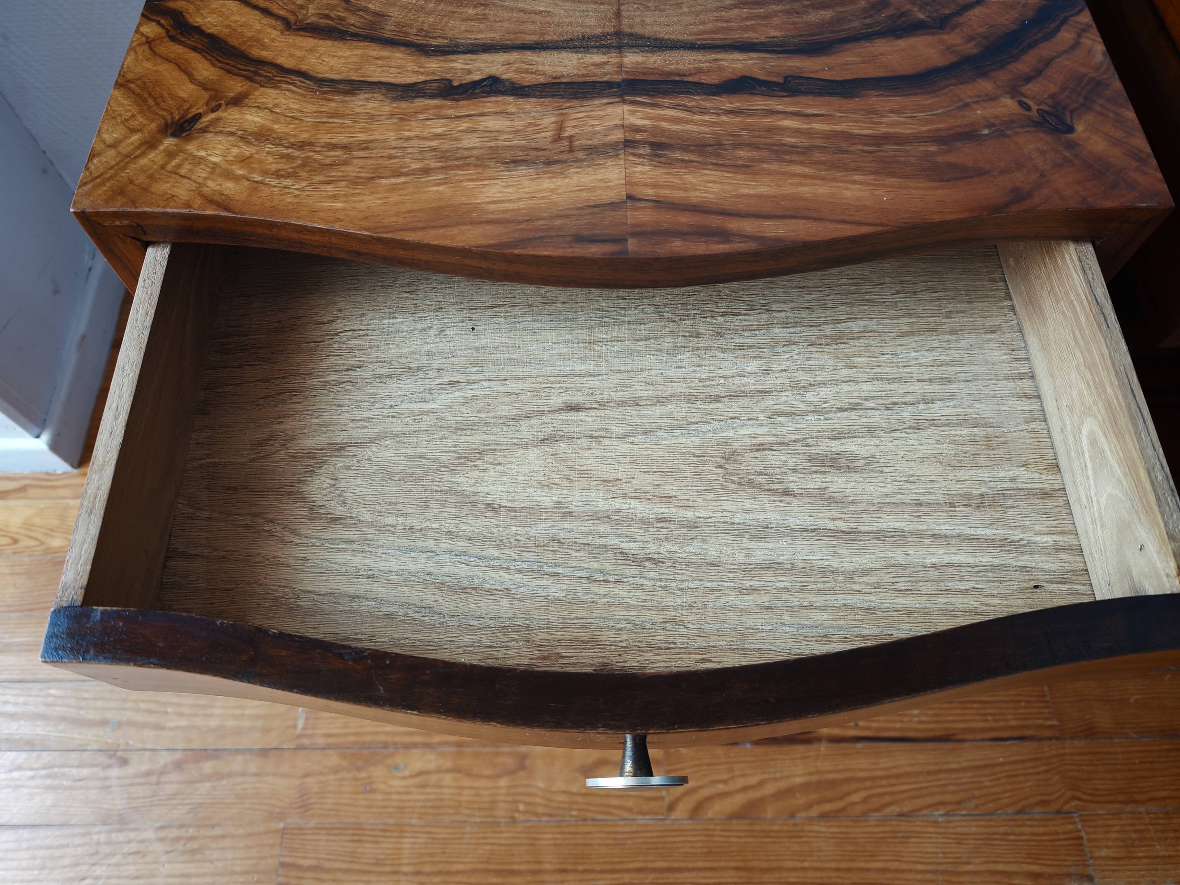 Pair of Art Deco bedside tables with flame veining, 1930s.
