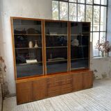 Mahey bookcase in elm and XXL brass