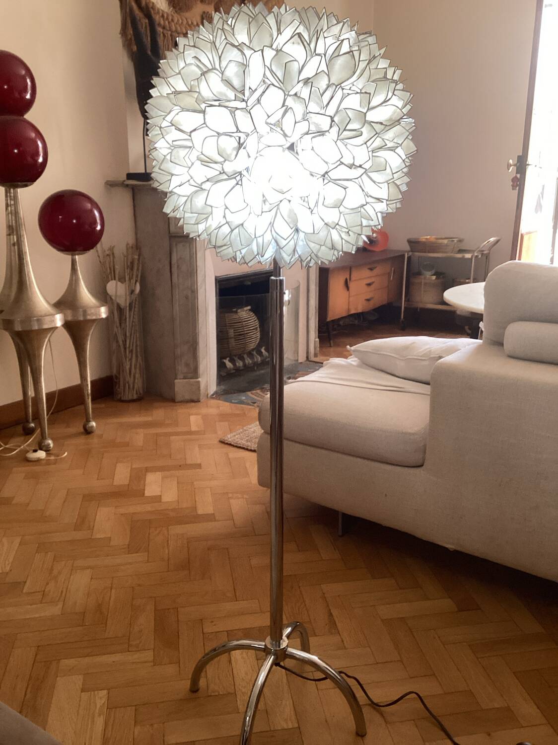 Mother-of-pearl petal floor lamp