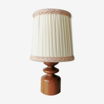 Lampe danoise en bois avec abat-jour en tissu plissé, 1970