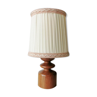 Lampe danoise en bois avec abat-jour en tissu plissé, 1970