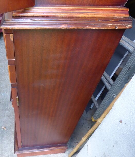 Scribanne bookcase in mahogany veneer English work of the twentieth century