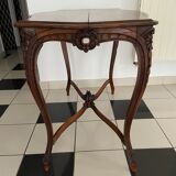 Table en noyer sculpté style Louis XV