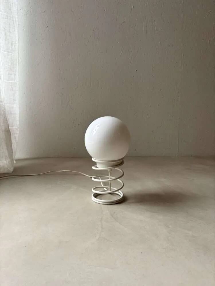Lampe de table spirale minimaliste des années 80 avec abat-jour en verre laitier