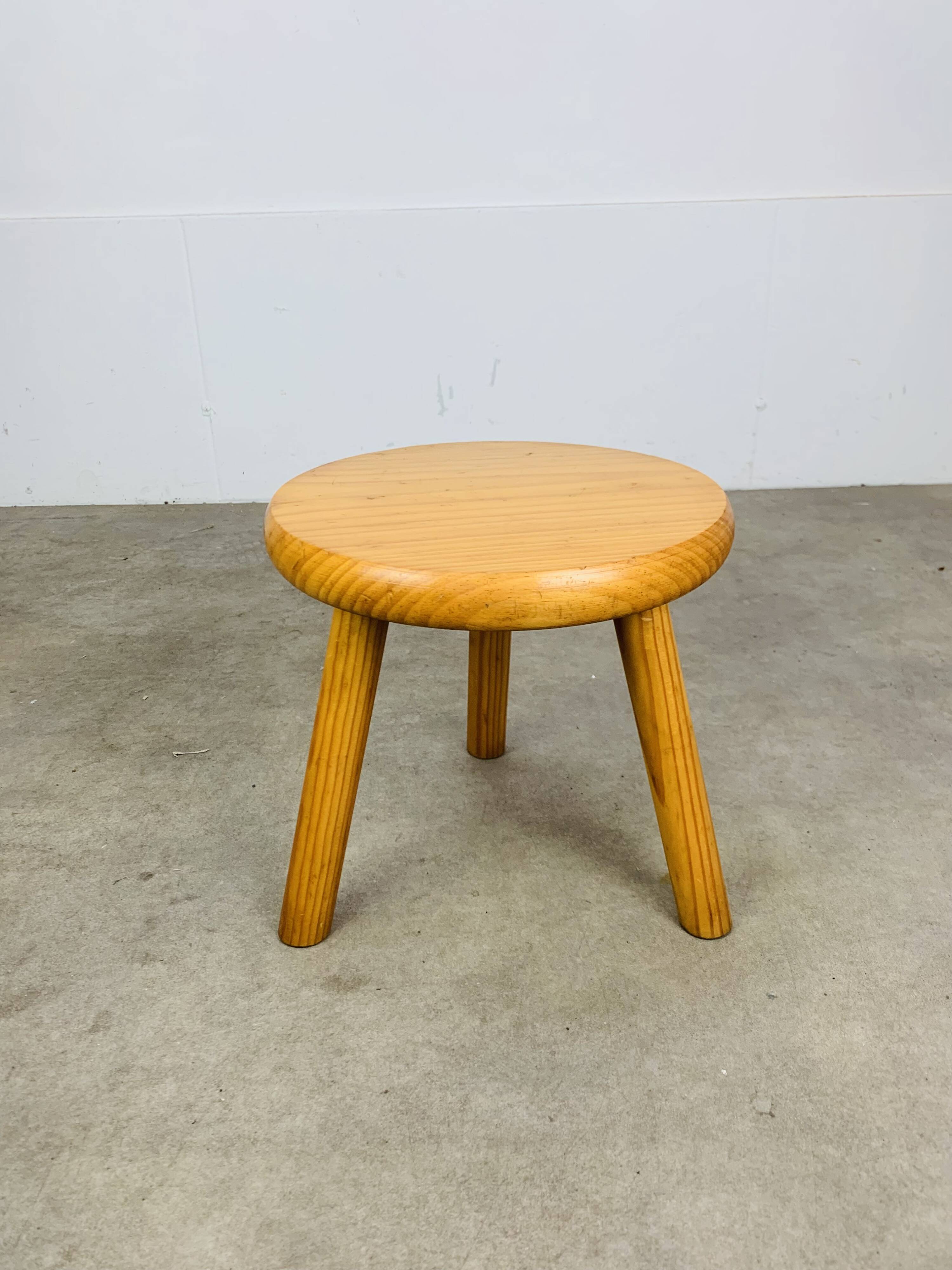 Tripod stool in pine, solid wood, vintage, mountain chalet style.