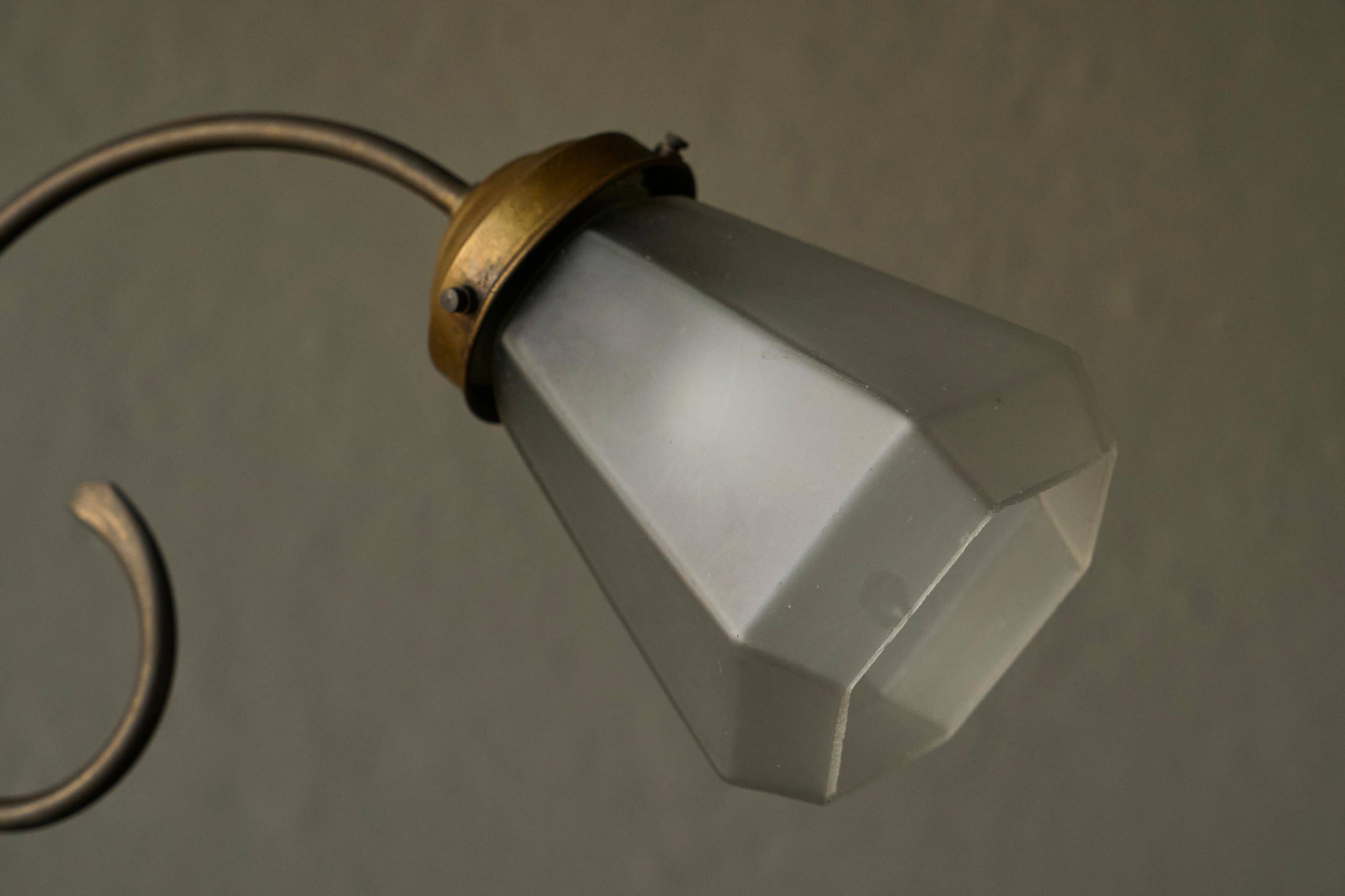 Sculptural table lamp in brass and opaline glass, early 20th century.