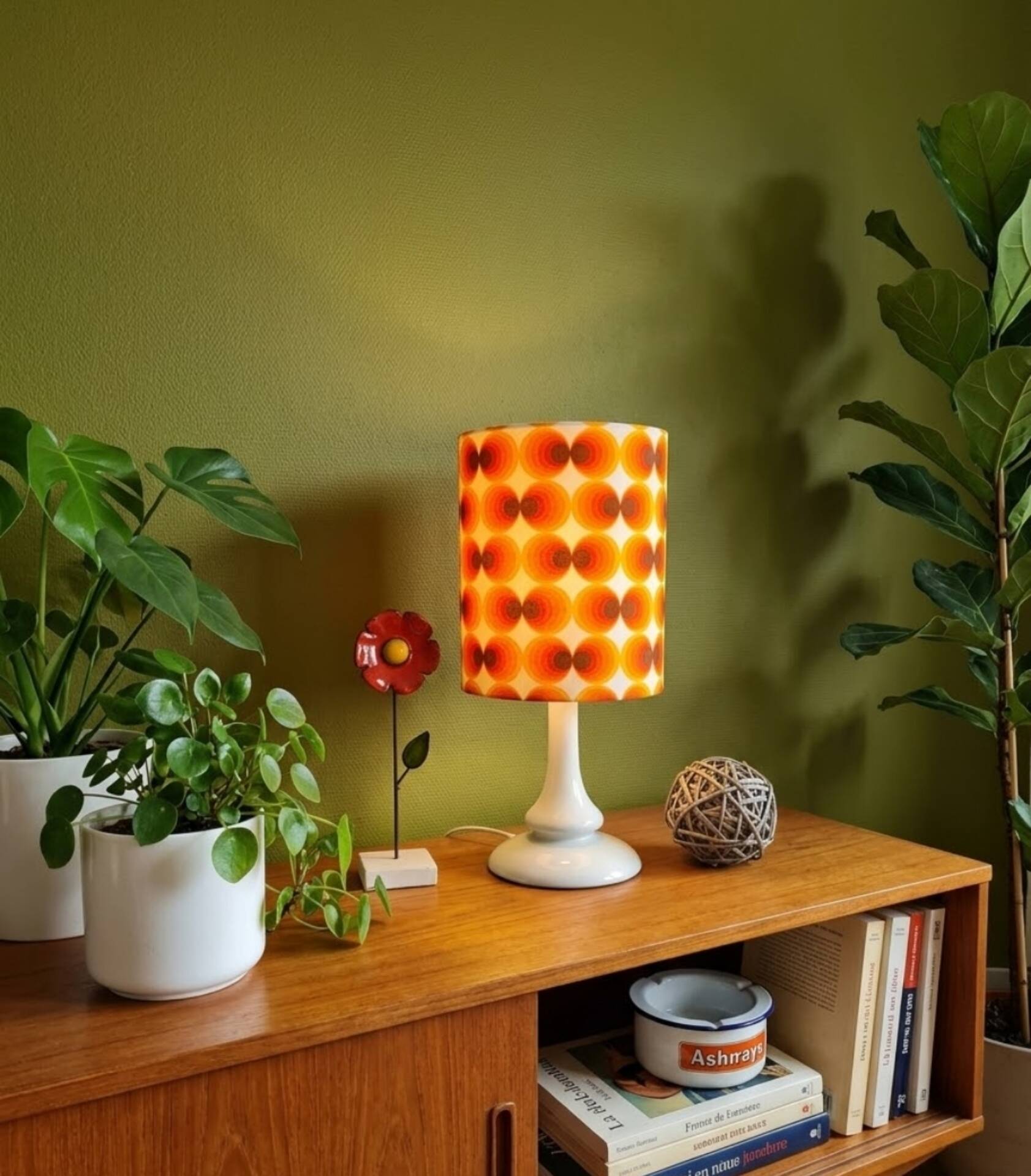 Table lamp in a seventies style | orange psychedelic round lampshade