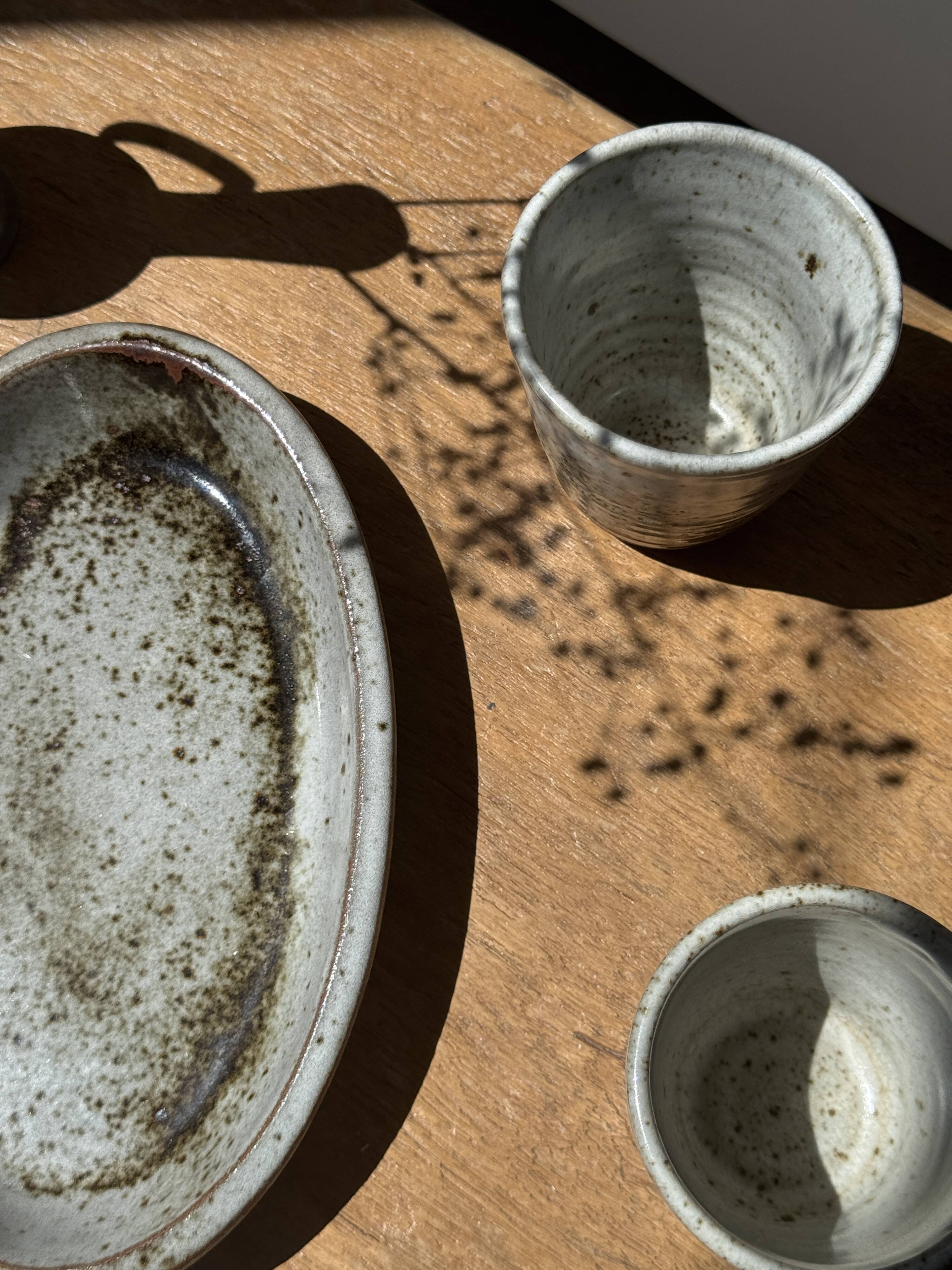 Petit plat ovale en céramique mouchetée glacée L23