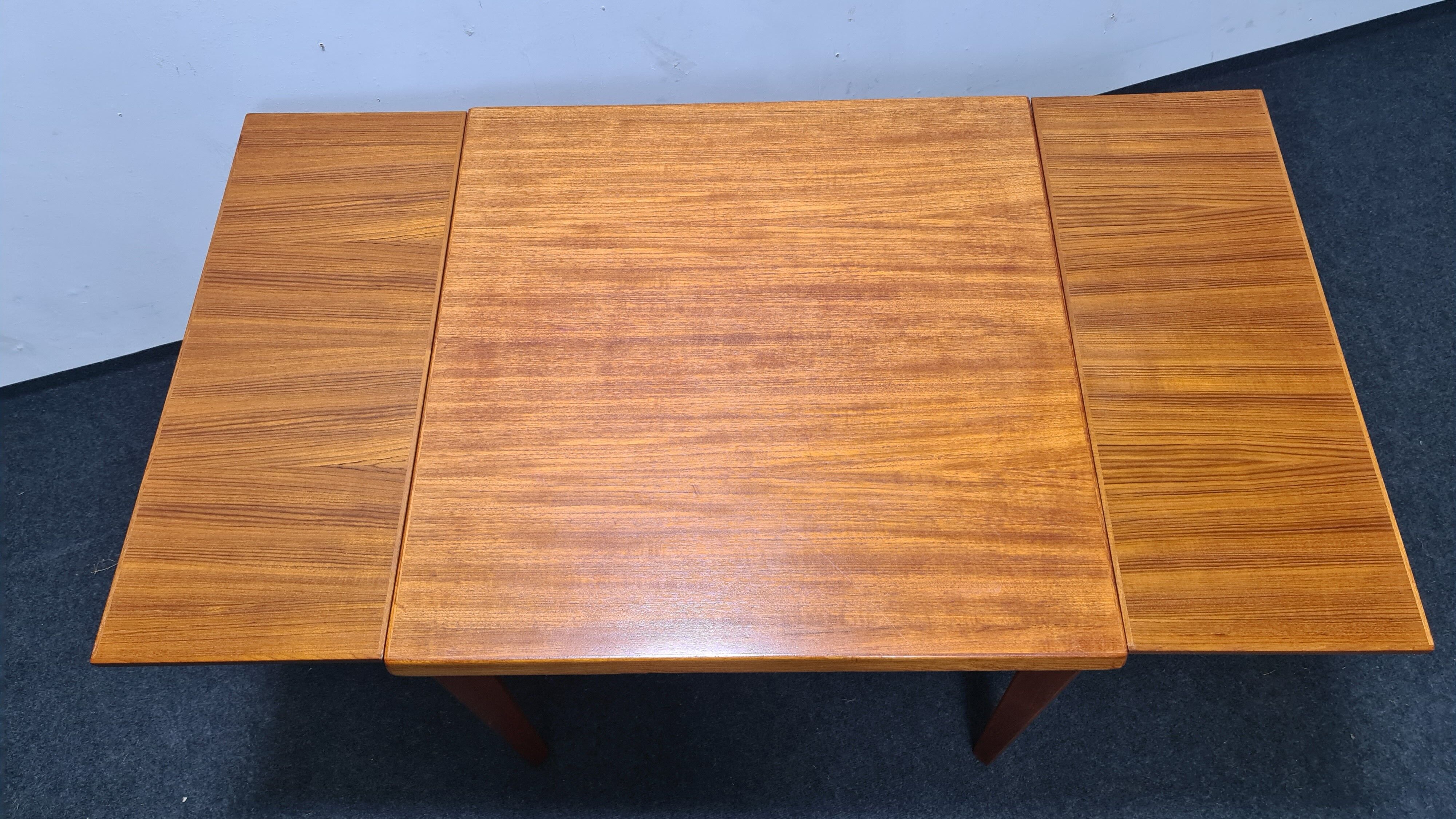 Teak Danish design dinning table by Henning Kjaernulf