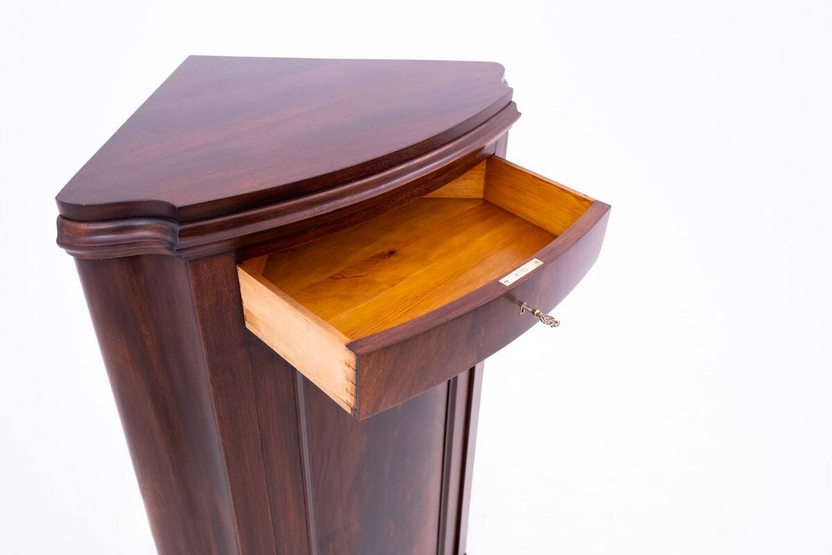 Commode d'angle en acajou, Europe du Nord, fin du XIXe siècle.
