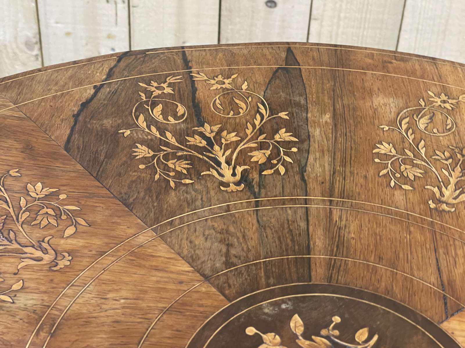 Pedestal table XIXth in walnut and marquetry