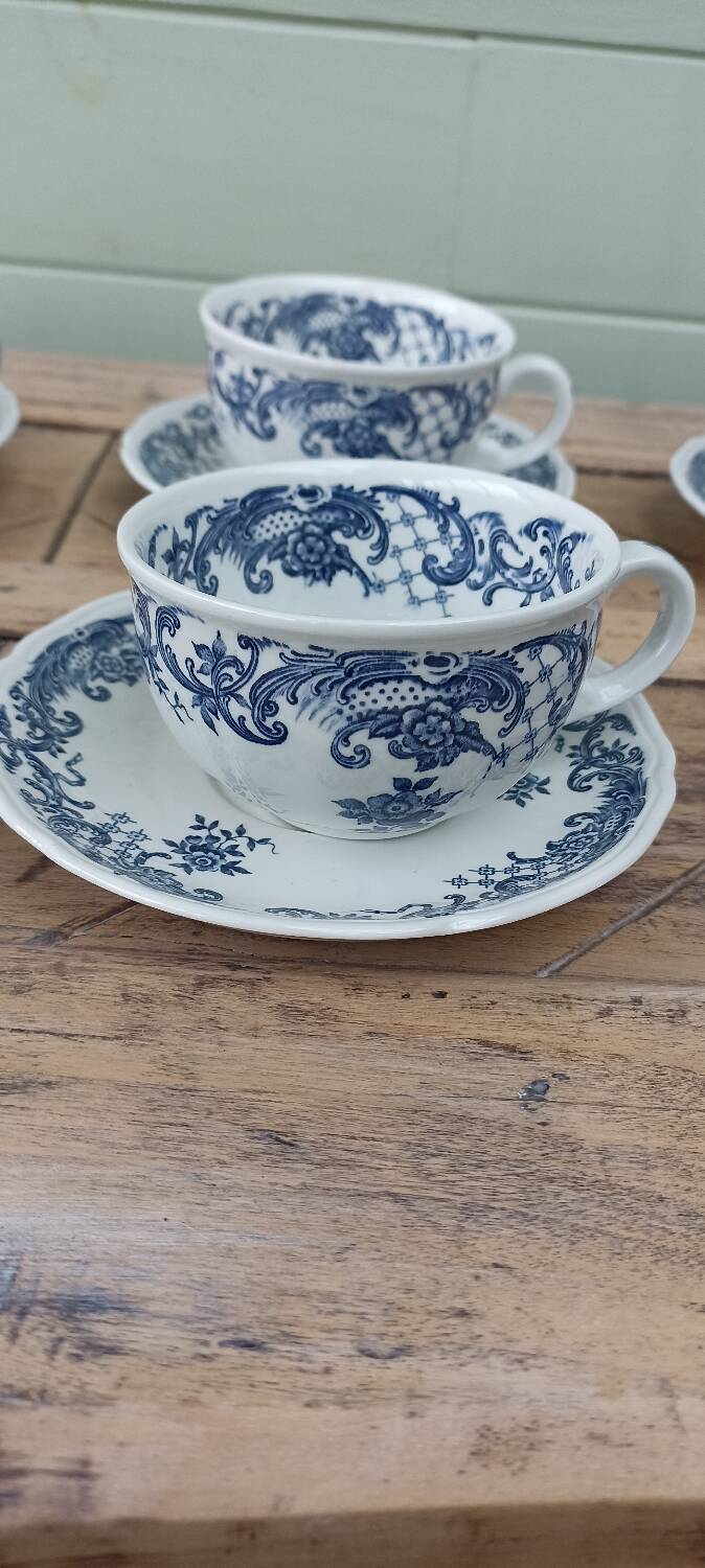 6 tea cups and saucers
