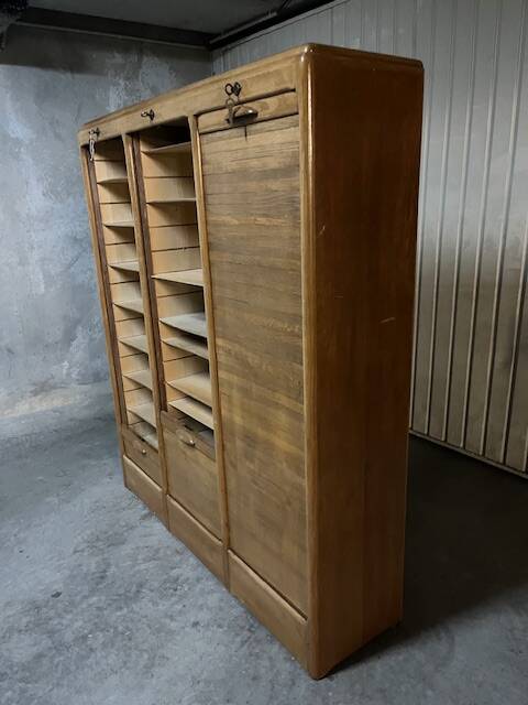 Curtain cabinet