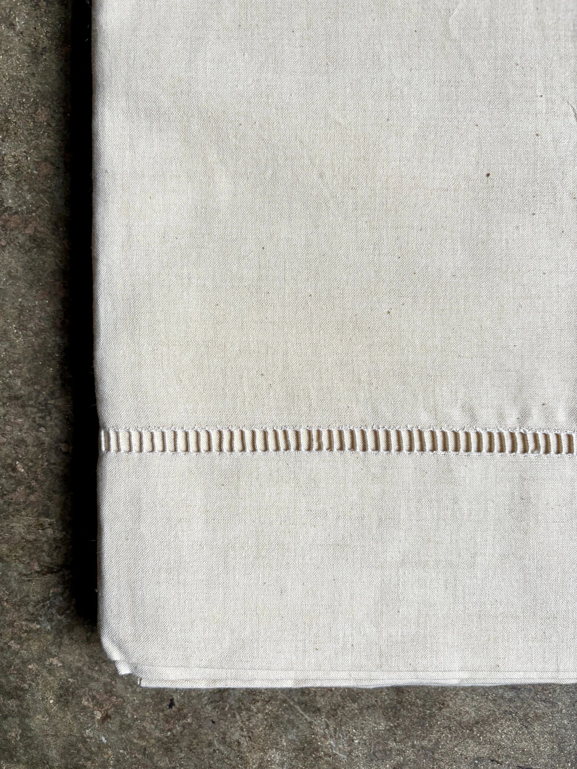 Linen-blend sheet with Venetian lace no. 5 ☐ 180 x 312 cm