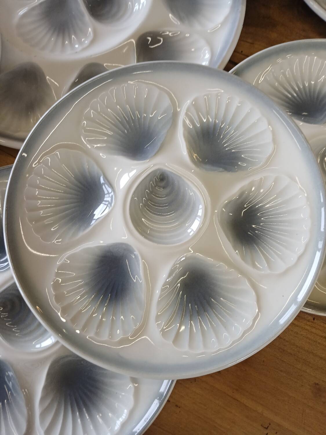 11 plates and 1 oyster dish Moulin des Loups