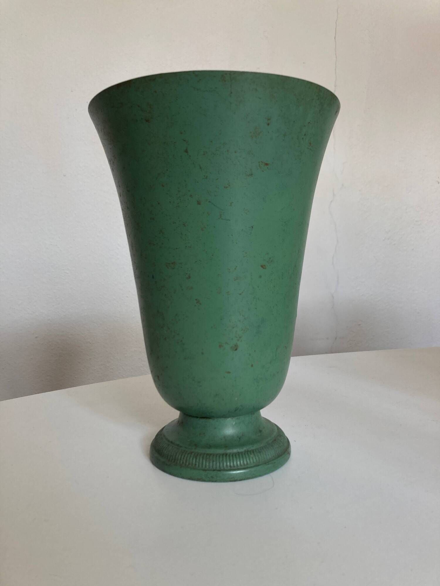 Neo-classical Medici vase in lacquered metal with original patina, 1960