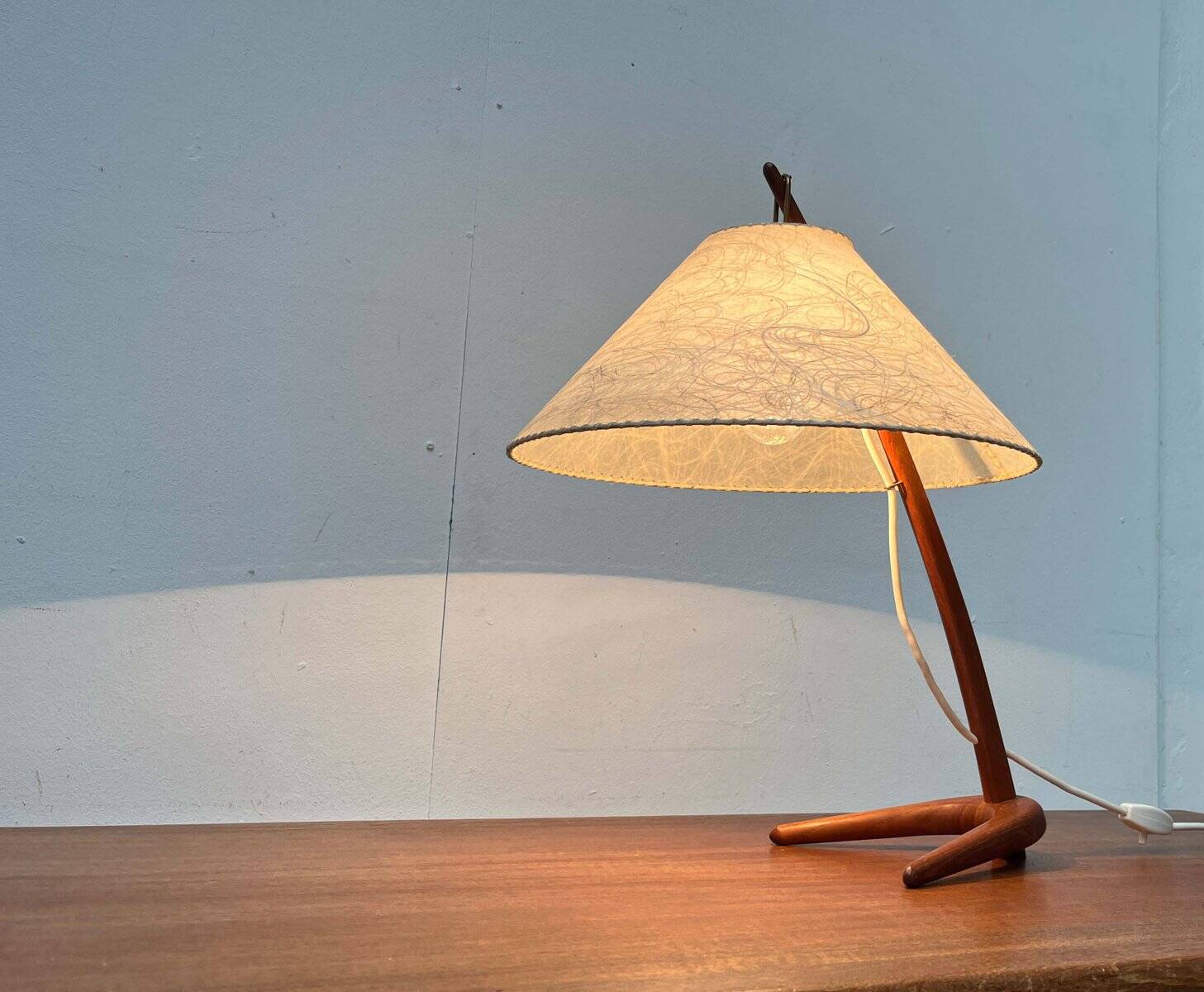 Dornstab table lamp in modern teak from the mid-century by A. Pöll for Kalmar, Vienna, 1950s.