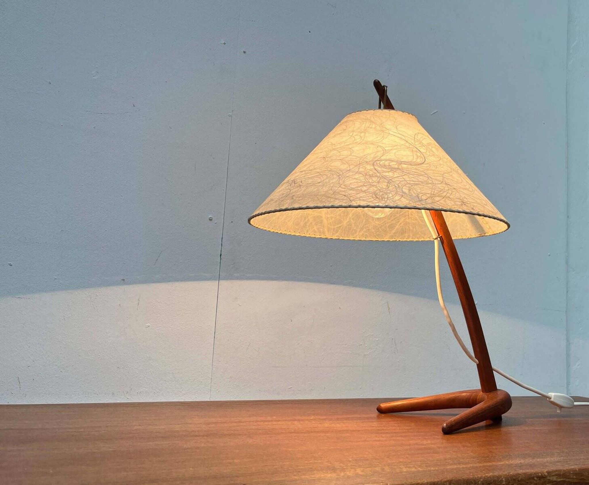 Dornstab table lamp in modern teak from the mid-century by A. Pöll for Kalmar, Vienna, 1950s.