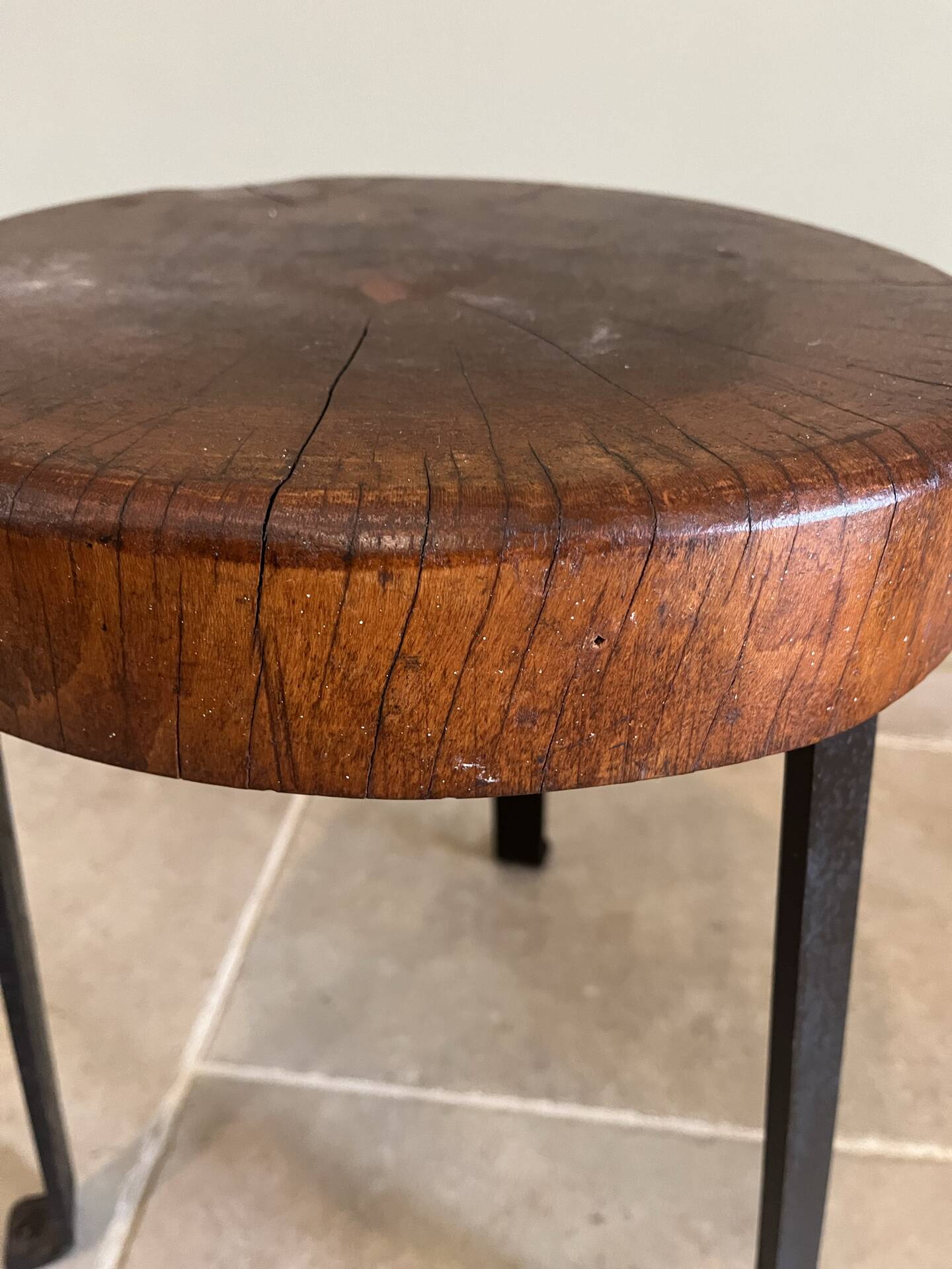 Tabouret tripode brutaliste