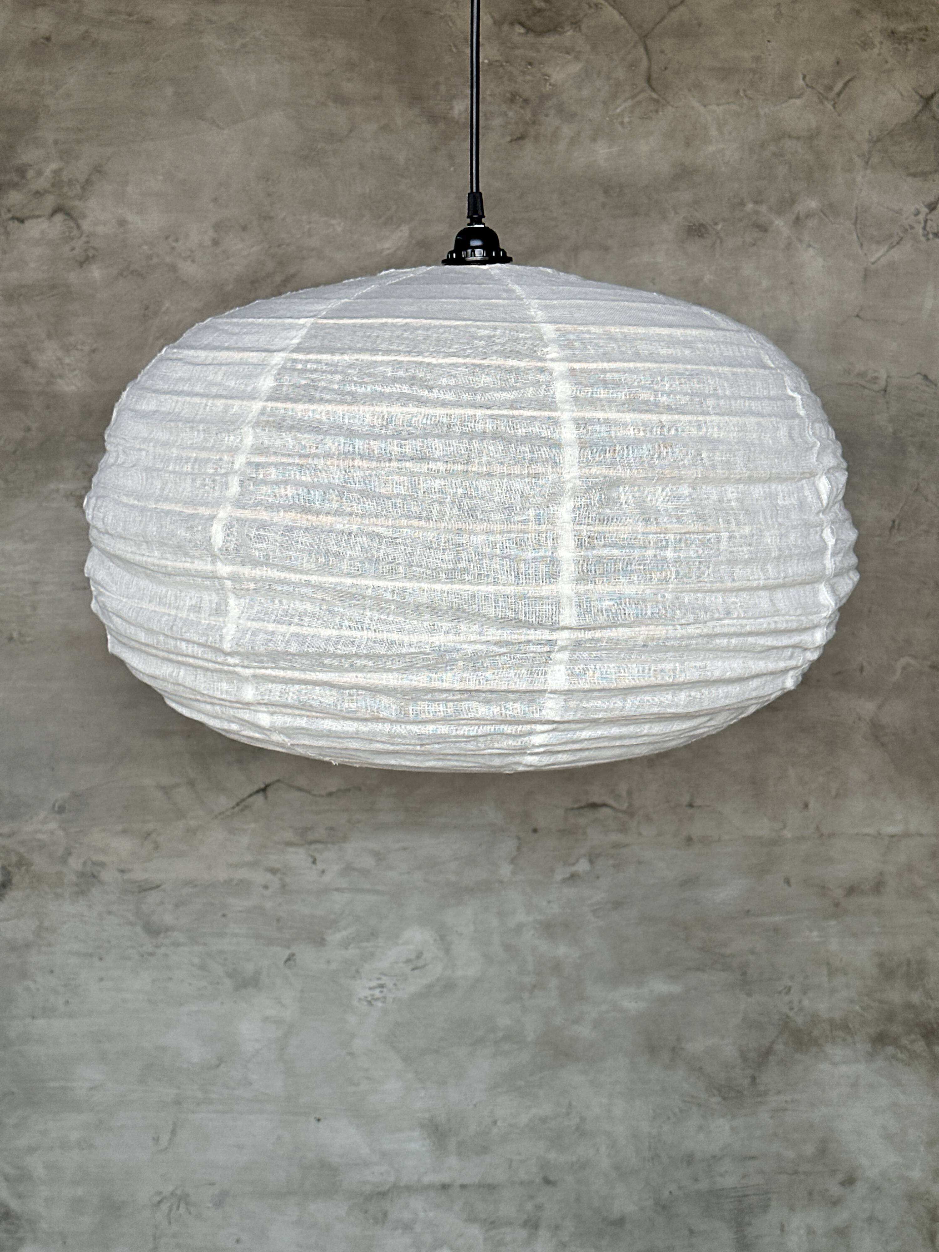 Moyenne suspension en rotin et lin naturel japonisante ronde aplatie (Labu) H35 D60