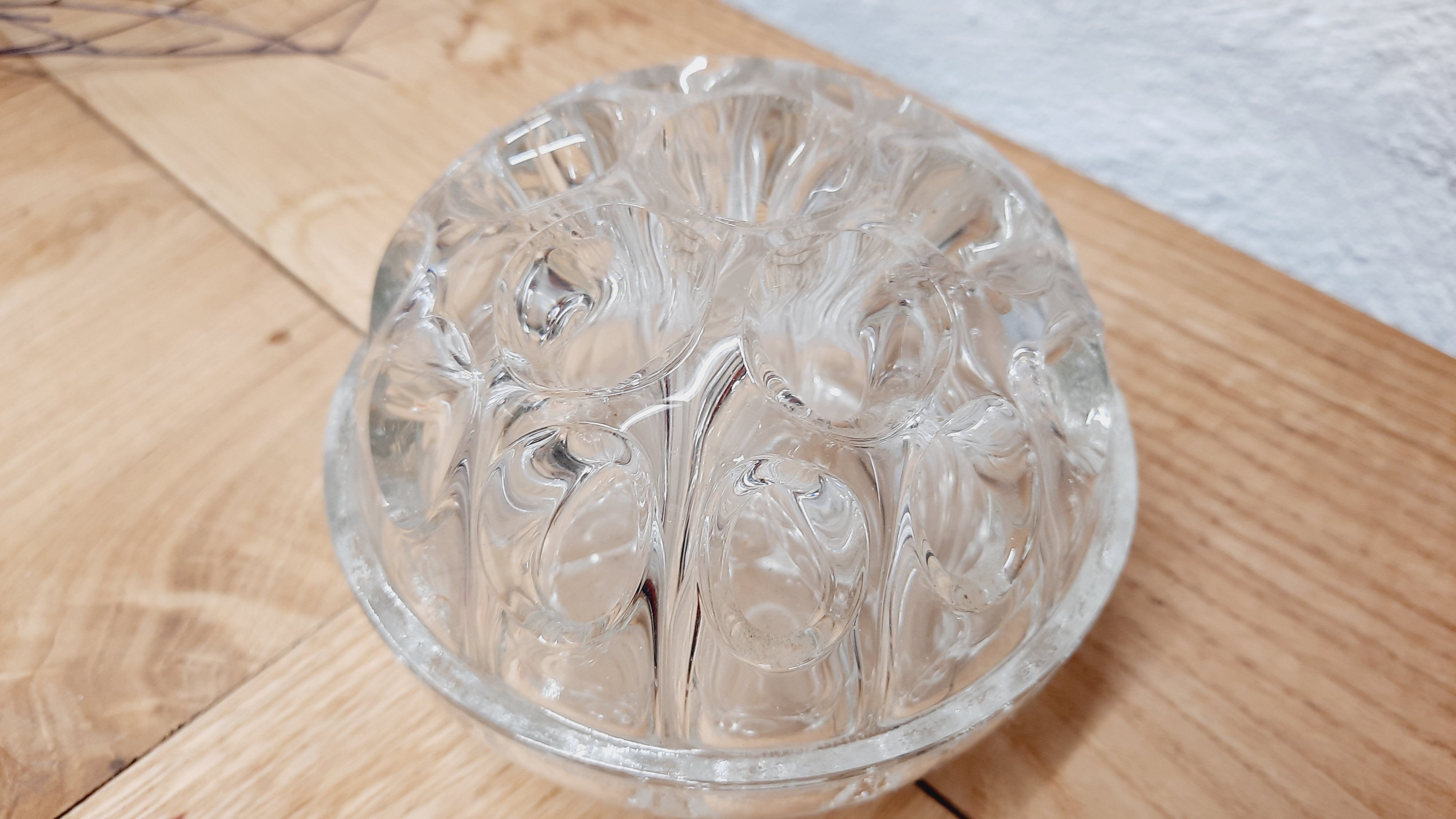 Pique flowers old glass