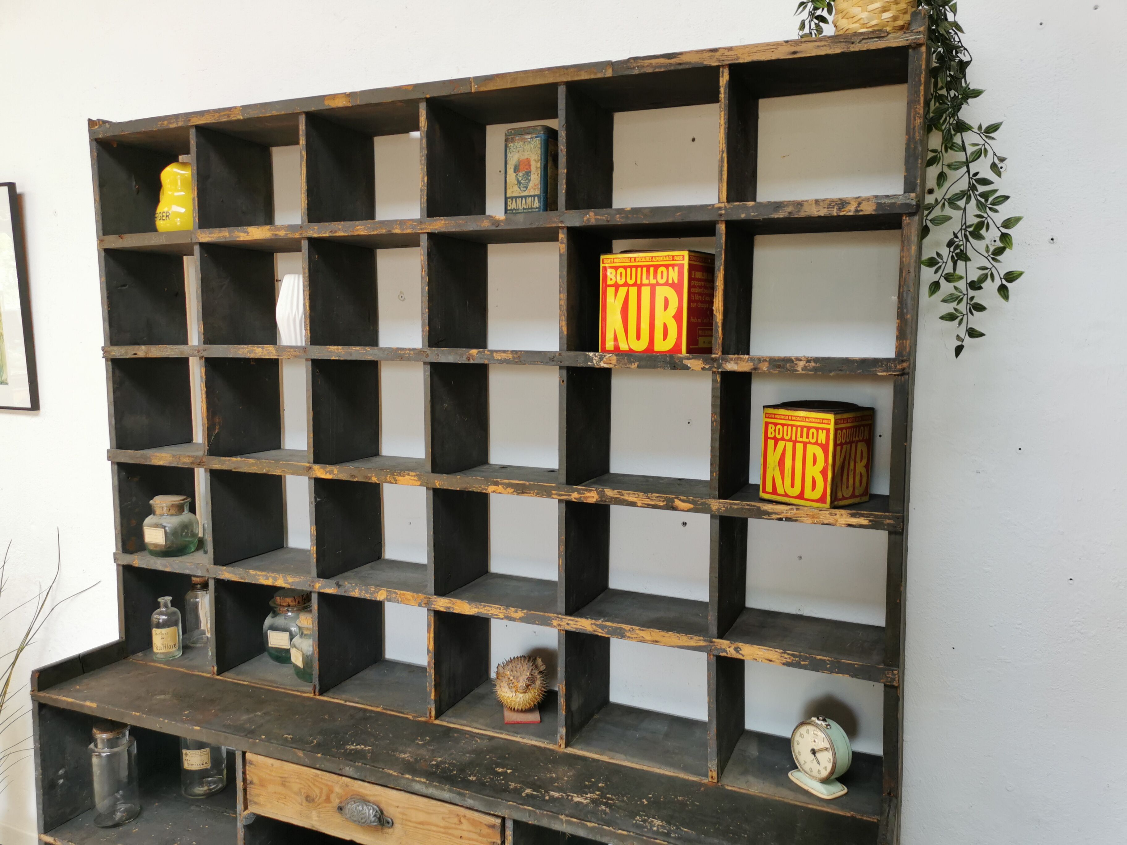 Meuble de métier à casiers bibliothèque