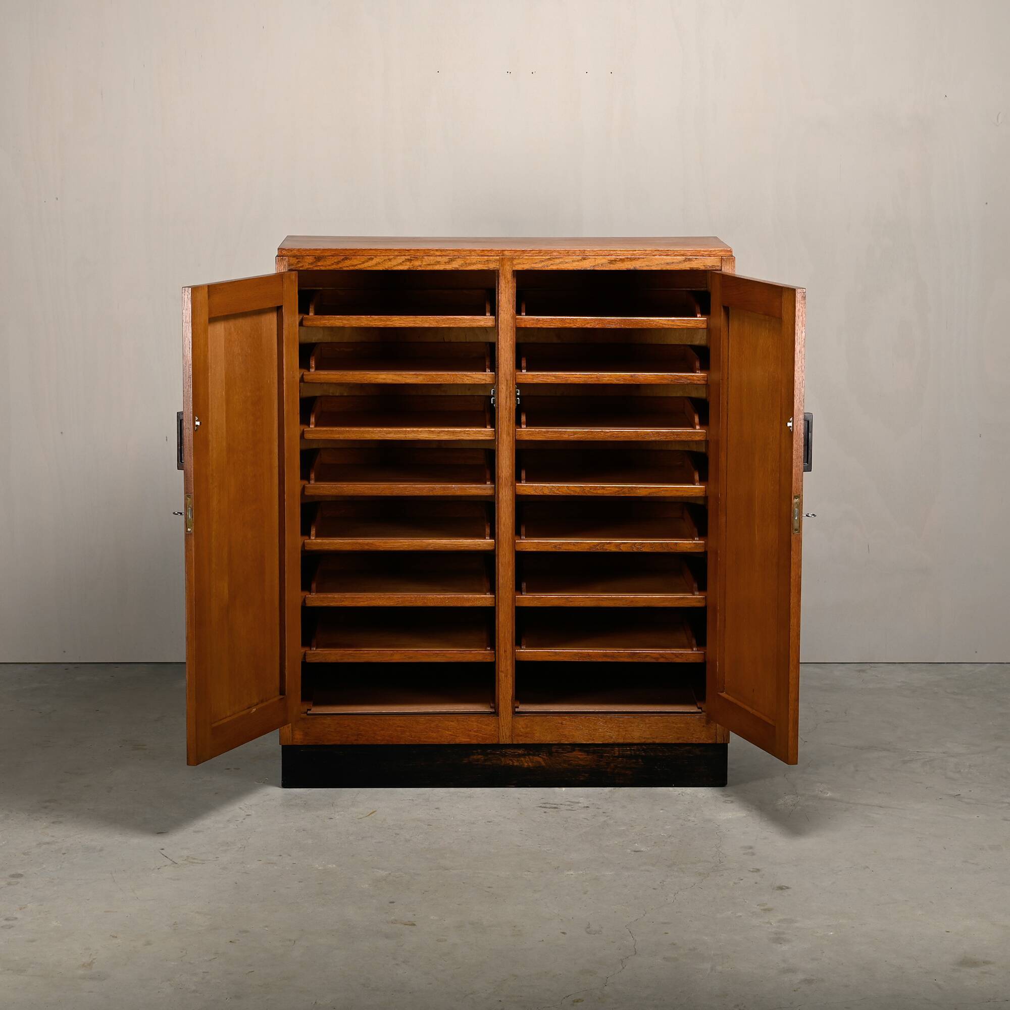 Cabinet d'archive en chêne moderniste, commode dans le style de l'École d'Amsterdam