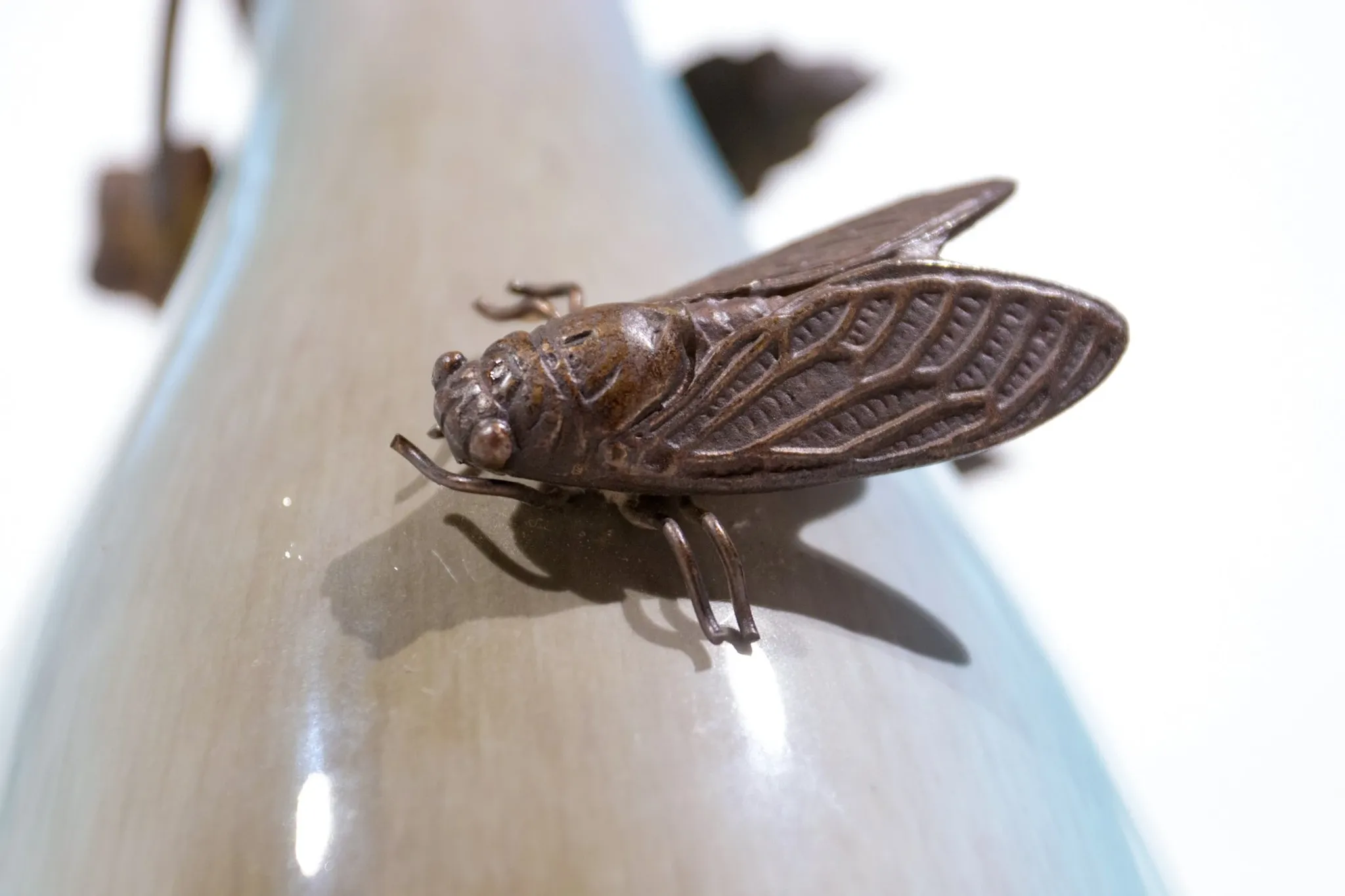 Art nouveau table lamp with bronze fly and hop leaves