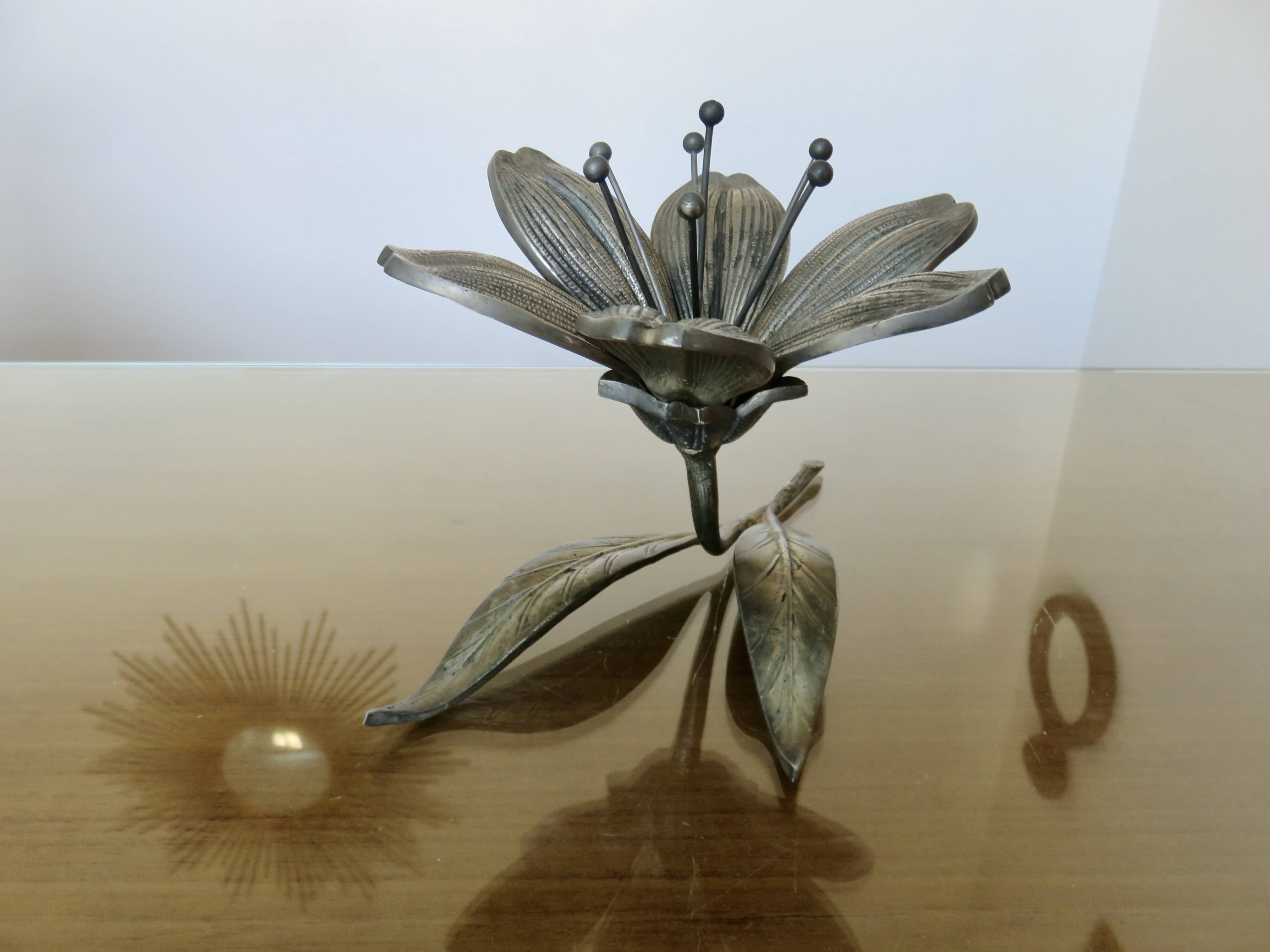série de 6 cendriers en bronze argenté en forme de fleur vers 196O ou 1970